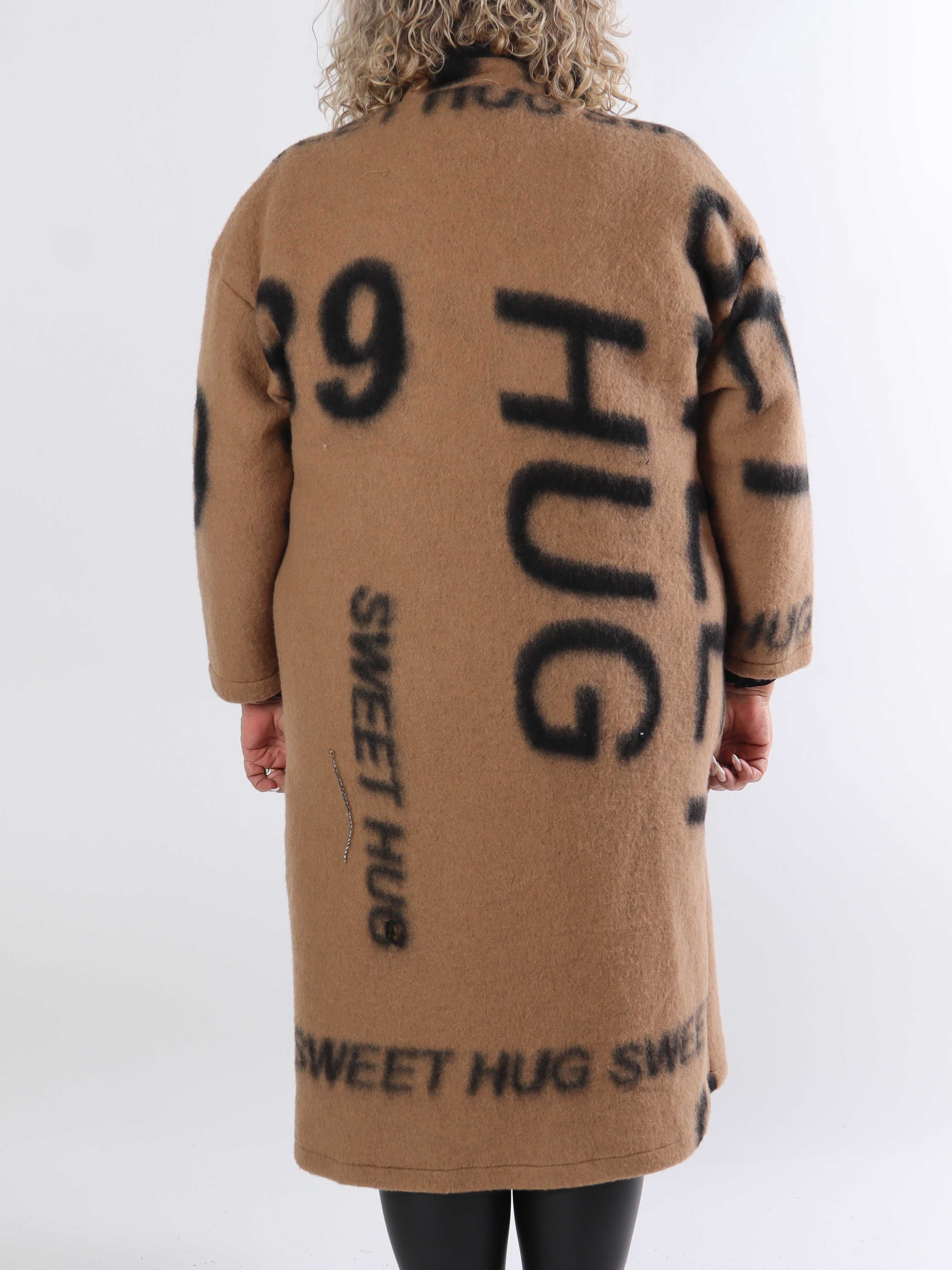 Daniela - Lang plus size frakke med skrift og uld i