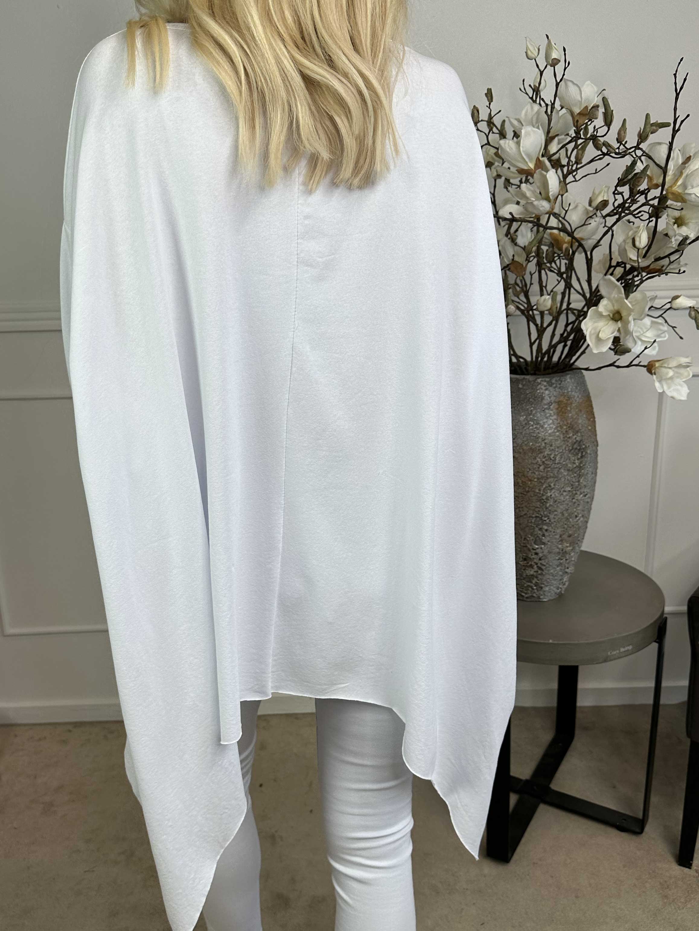 Daniella - Bluse med forskellige snit og similisten på brystet