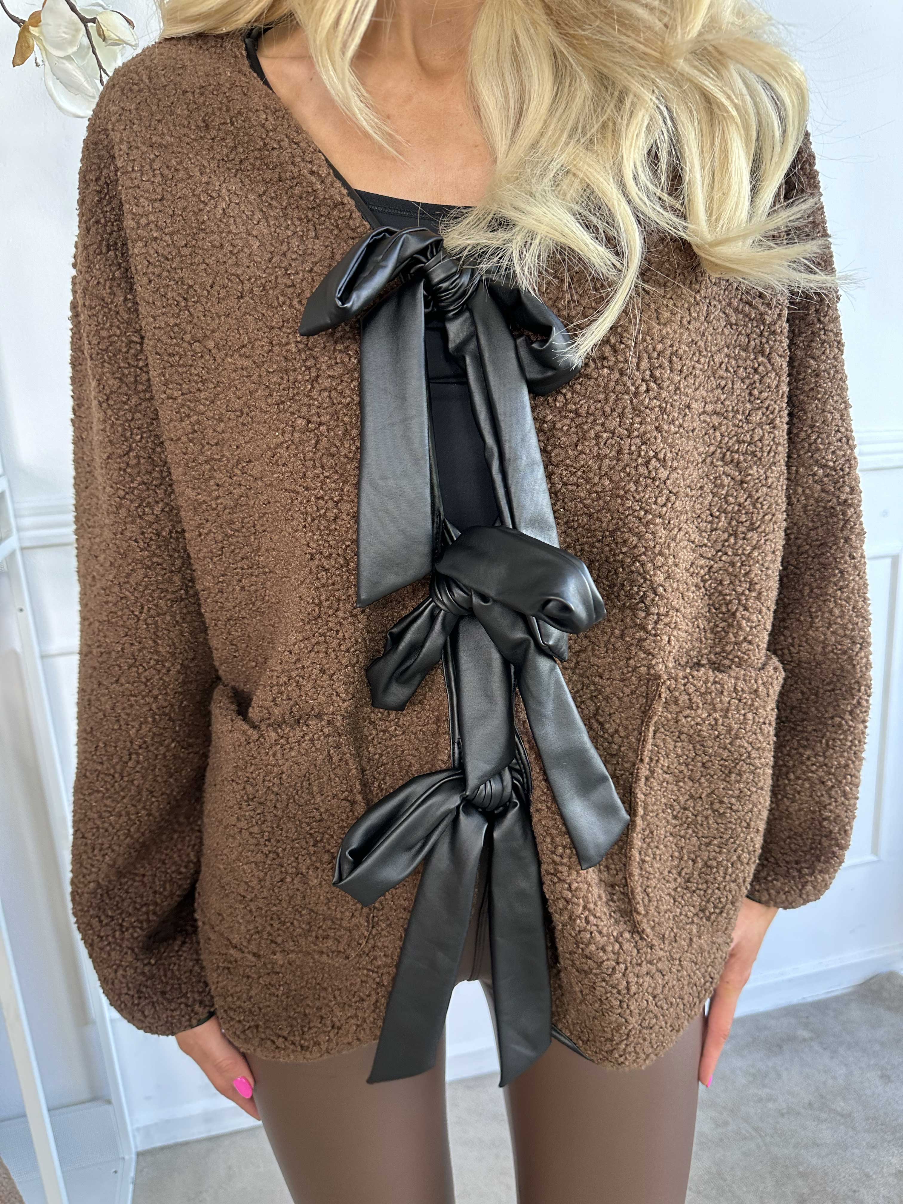 Danya - Sød fleece cardigan med læderlook sløjfer