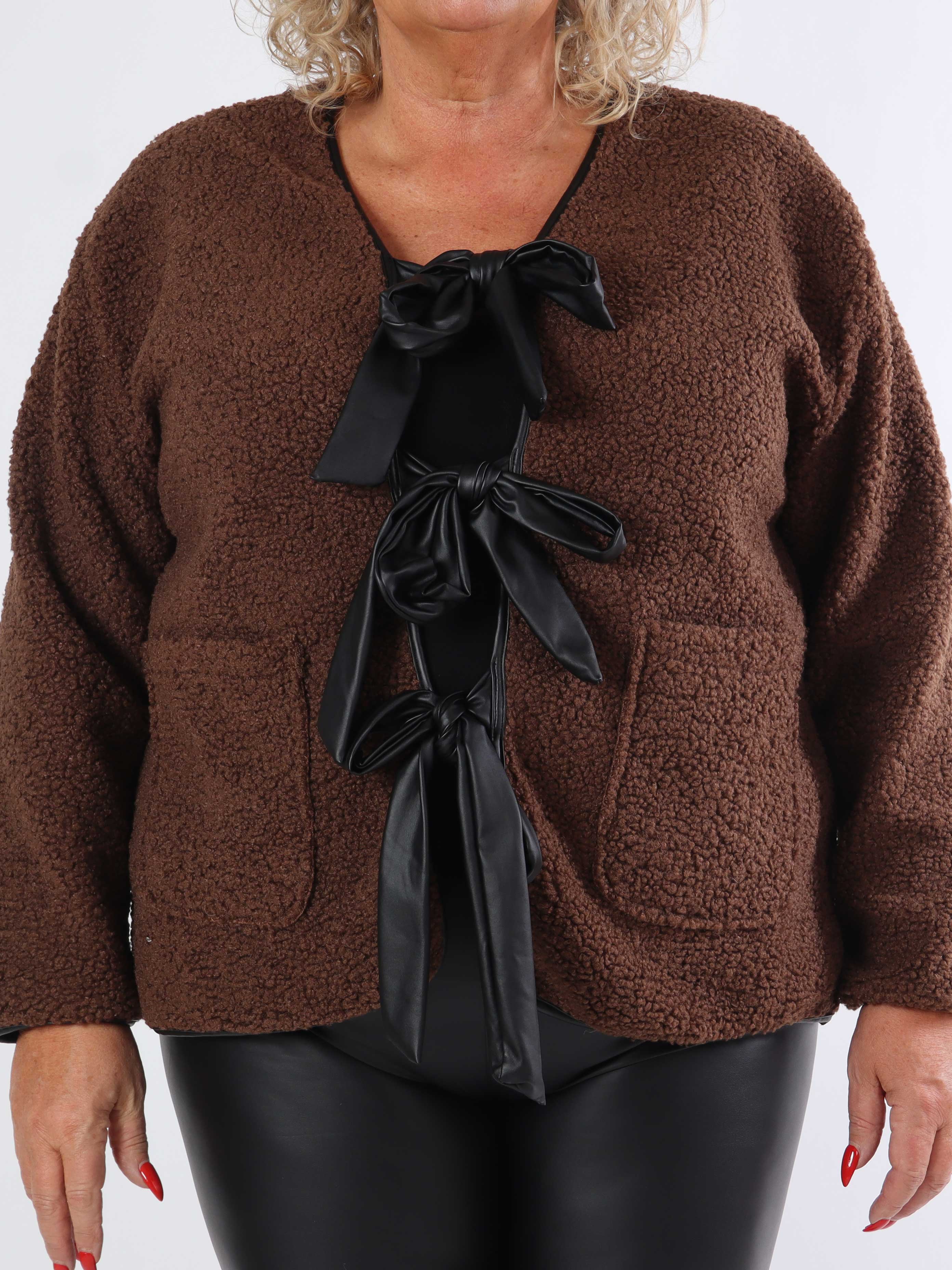 Danya - Plus size fleece cardigan med læderlook sløjfer