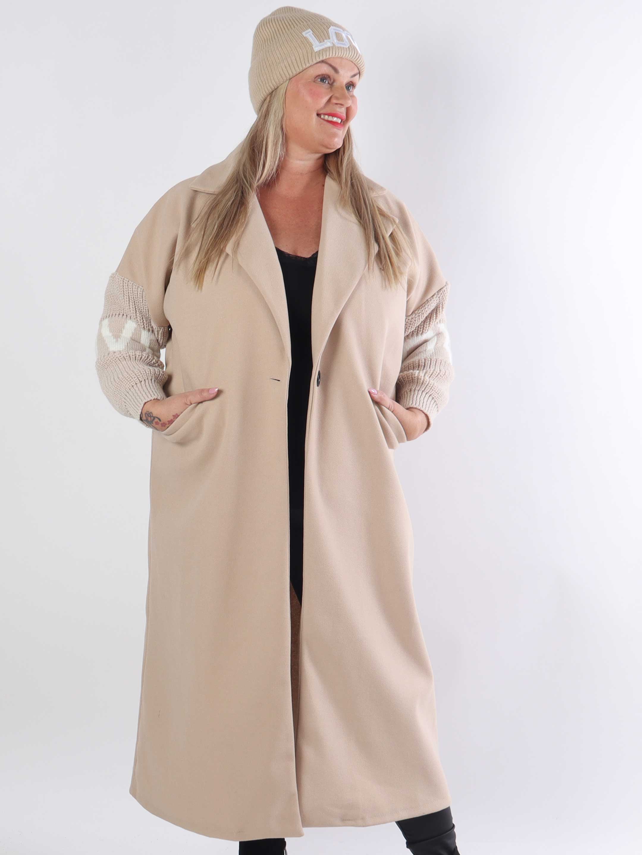 Debbie - Fin plus size frakke med strikærmer