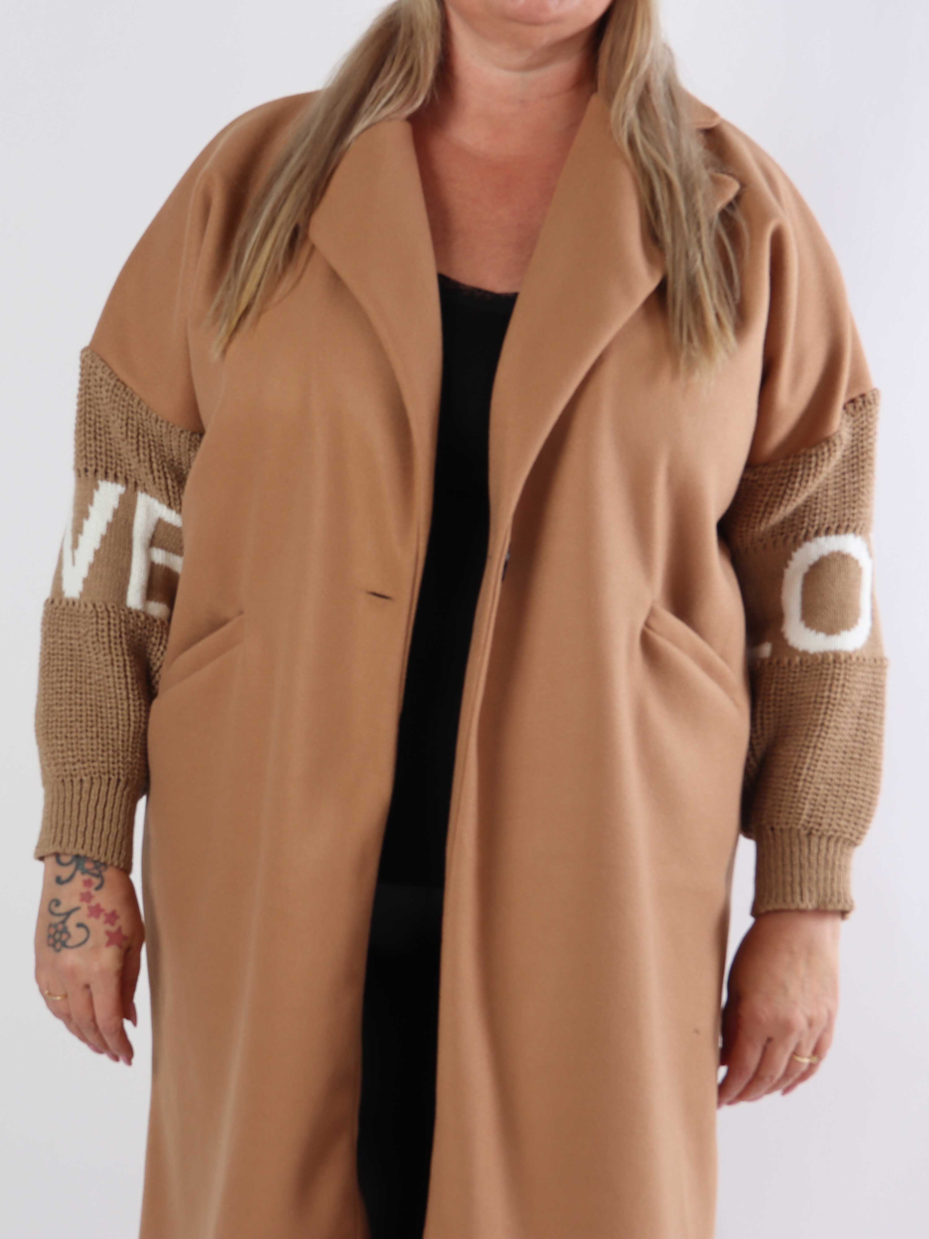 Debbie - Fin plus size frakke med strikærmer