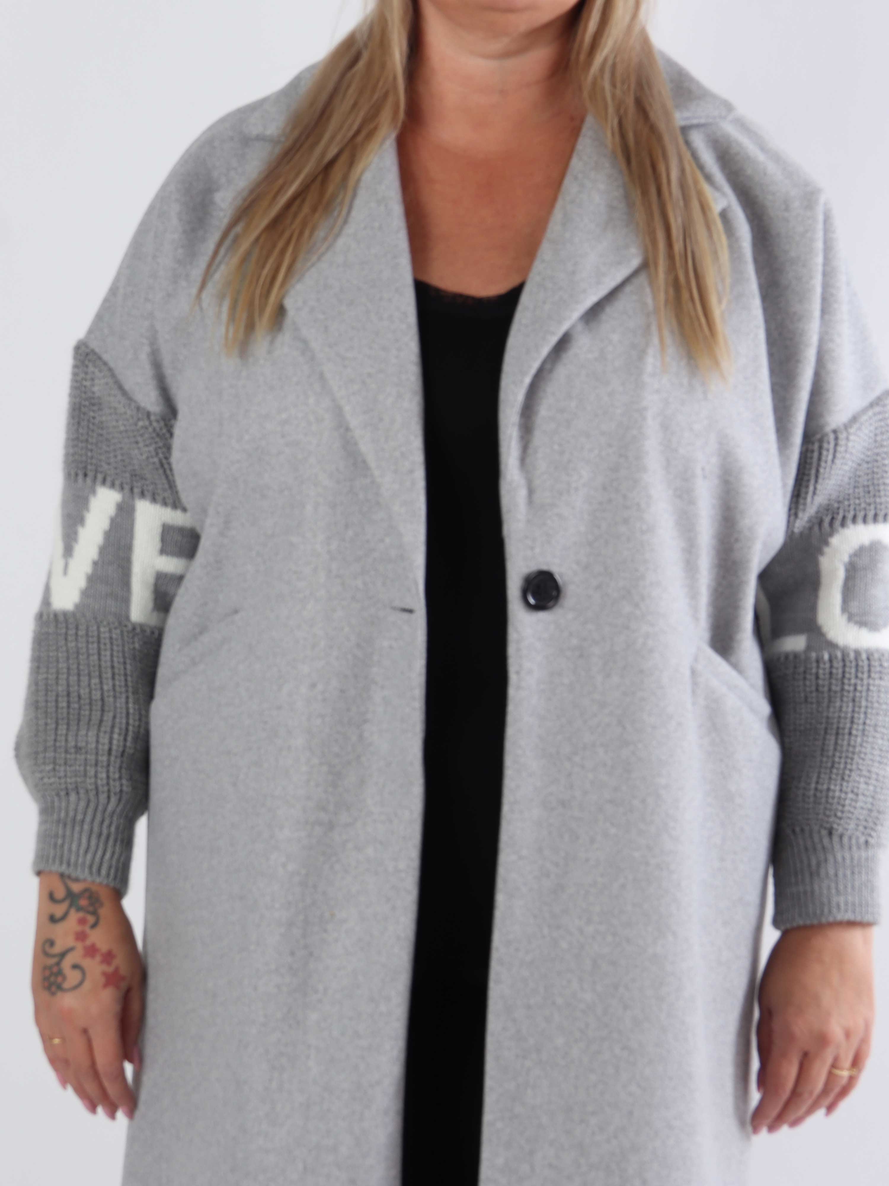 Debbie - Fin plus size frakke med strikærmer