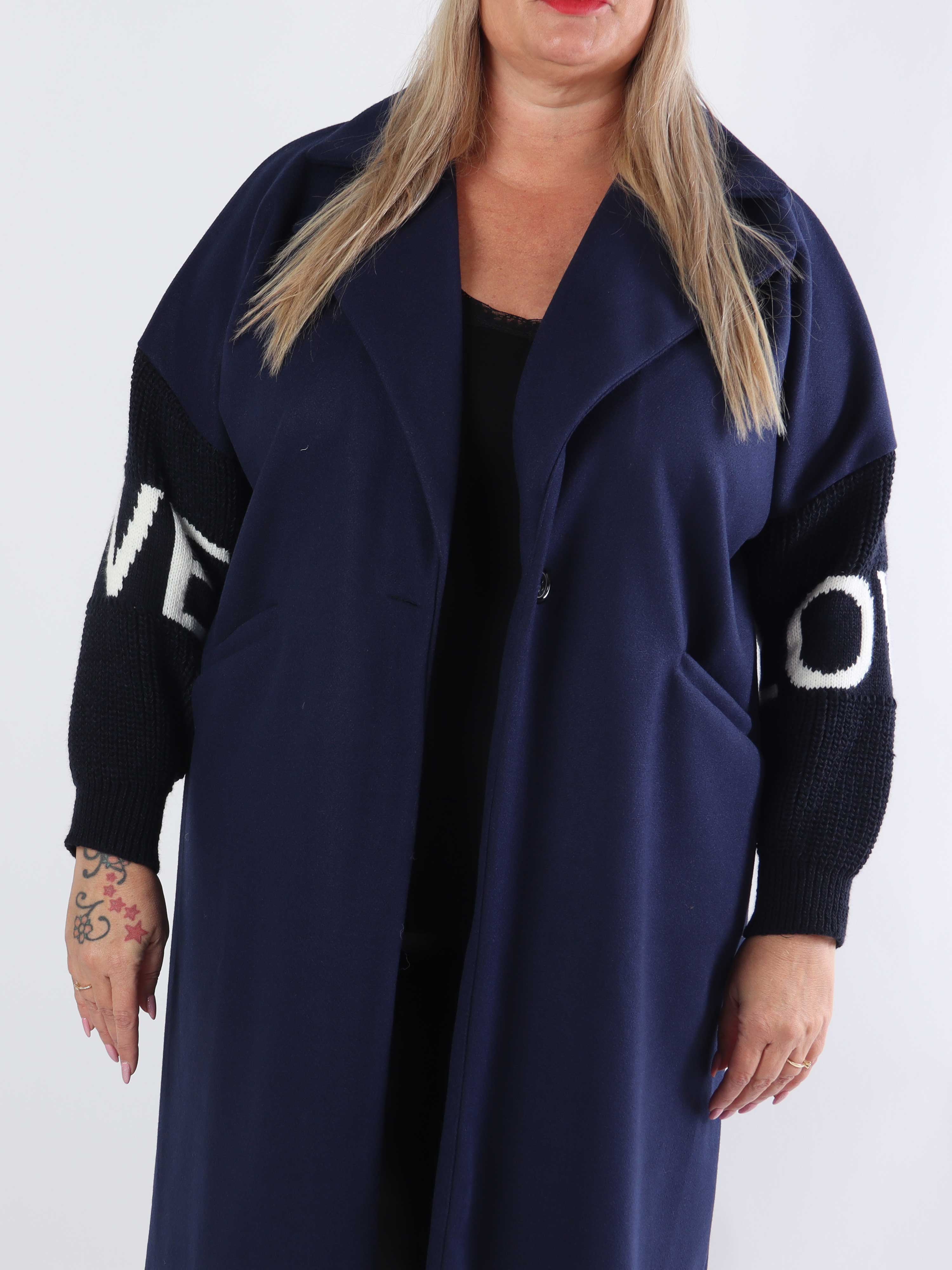 Debbie - Fin plus size frakke med strikærmer