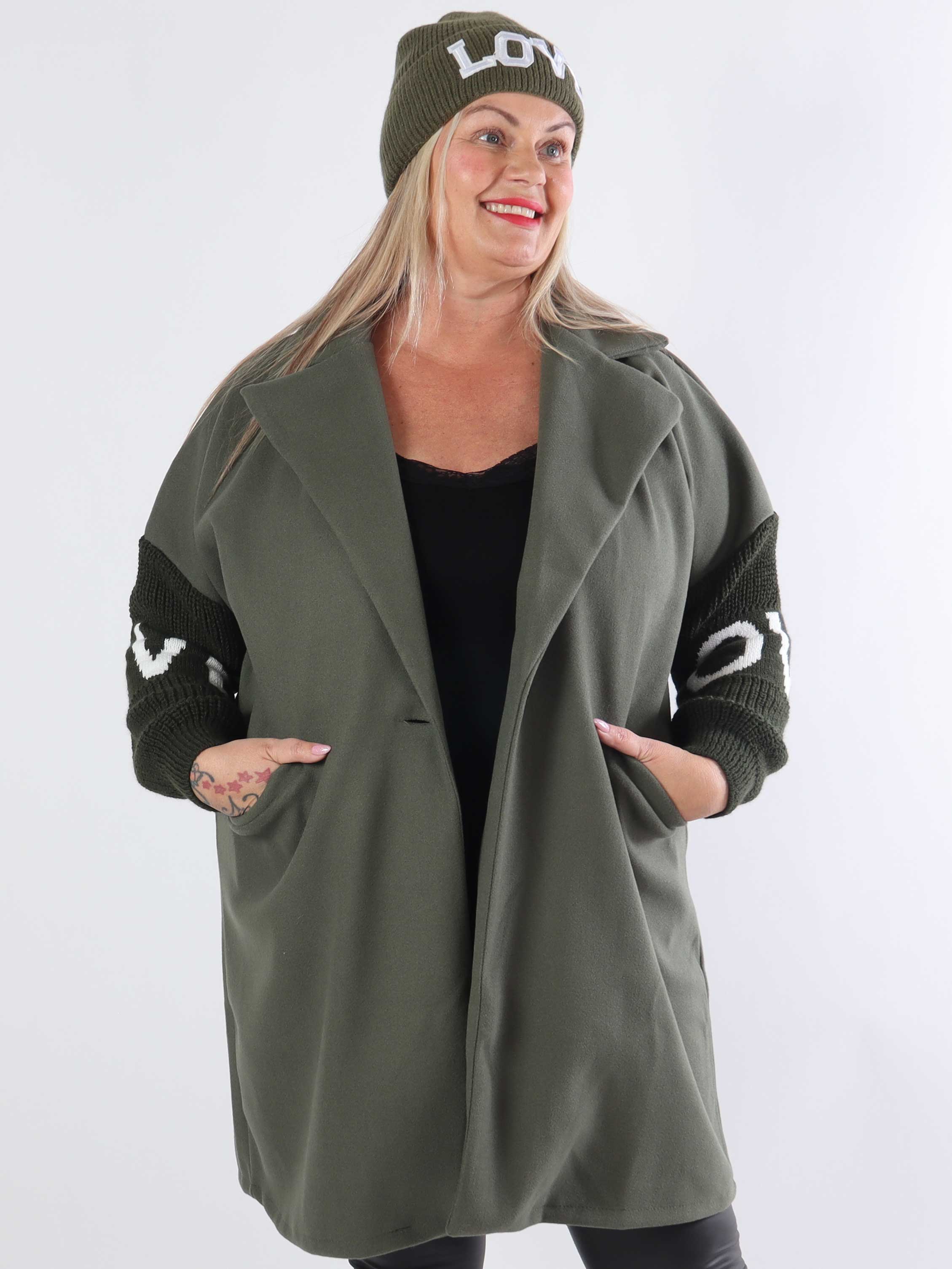 Debbie Short - Plus size jakke med strikærmer