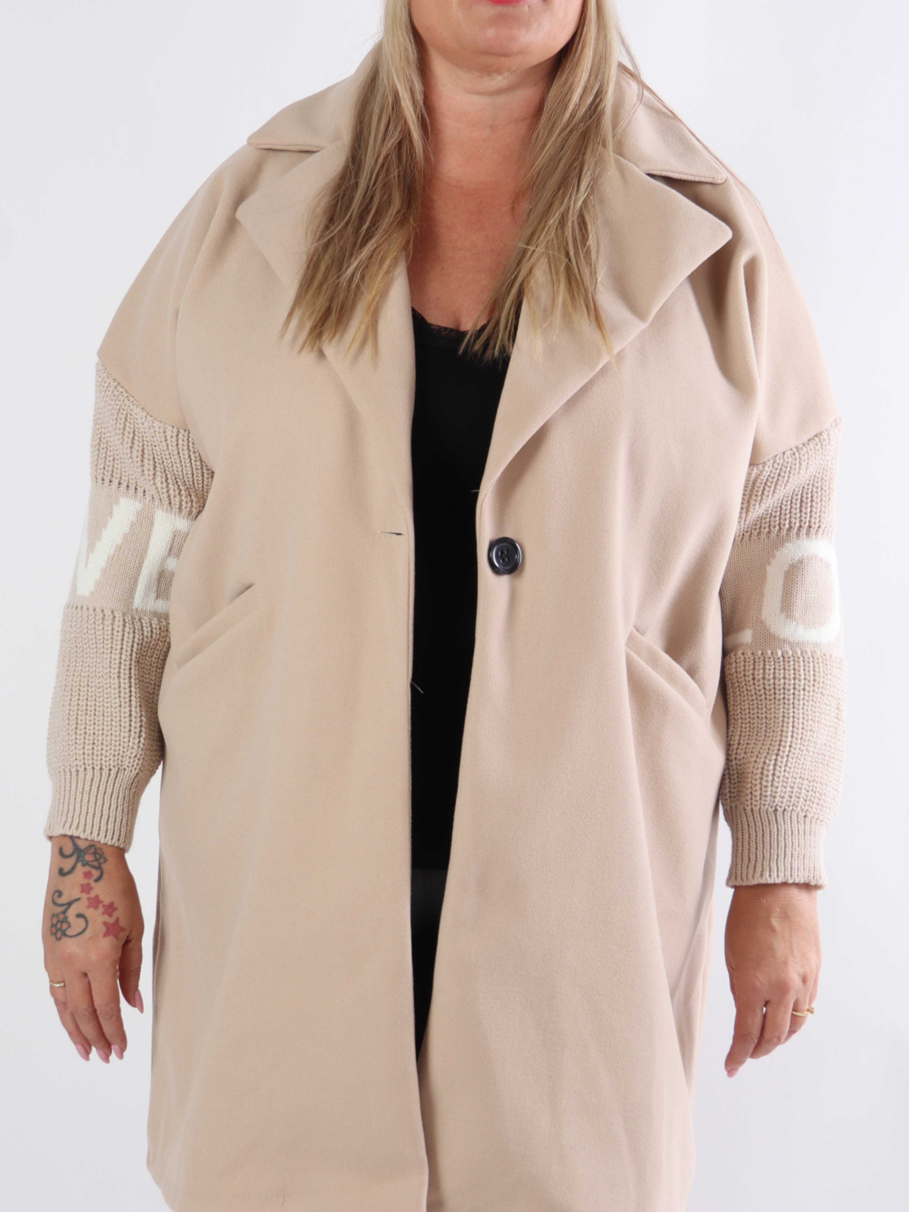 Debbie Short - Plus size jakke med strikærmer