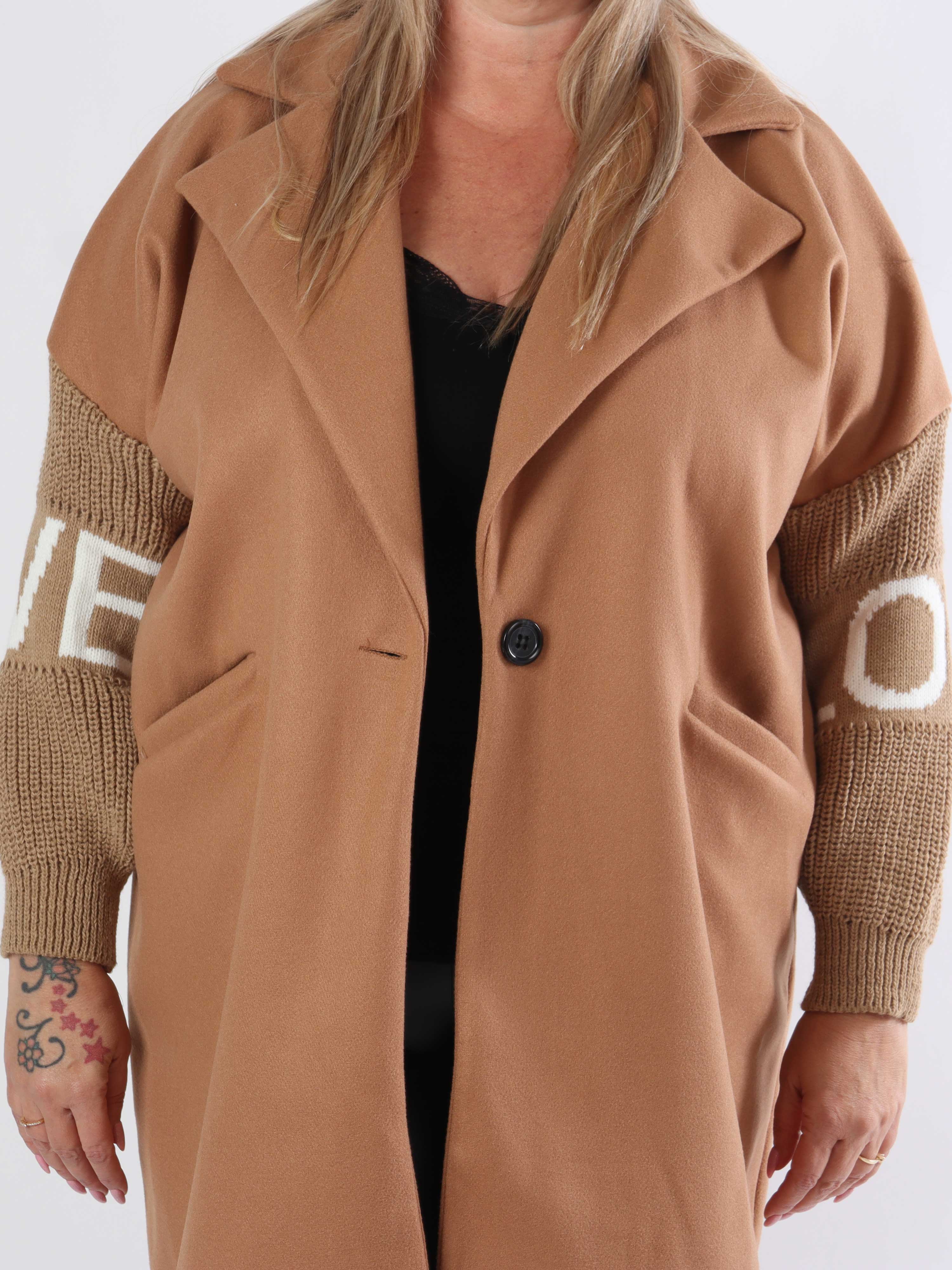 Debbie Short - Plus size jakke med strikærmer