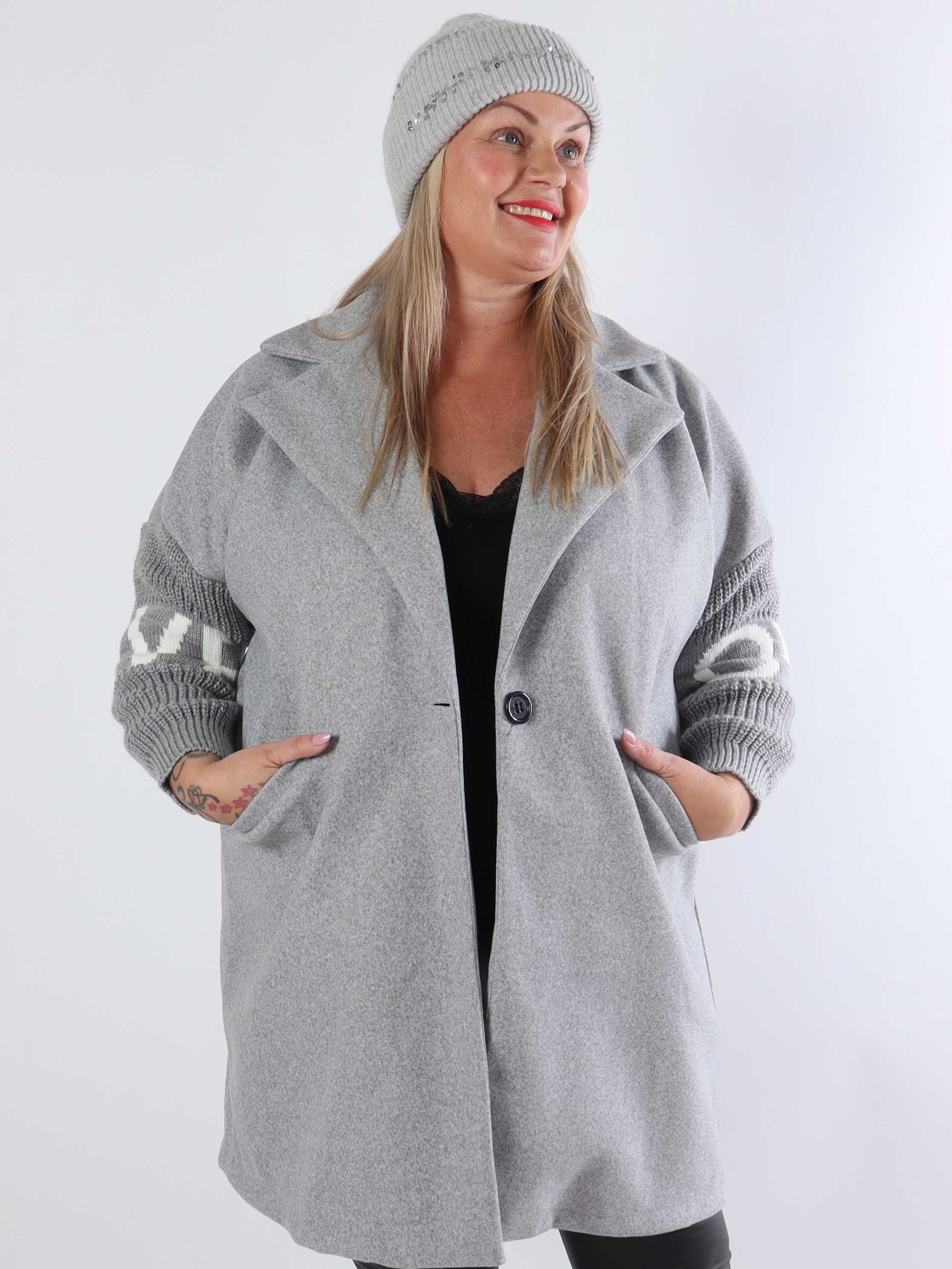 Debbie Short - Plus size jakke med strikærmer