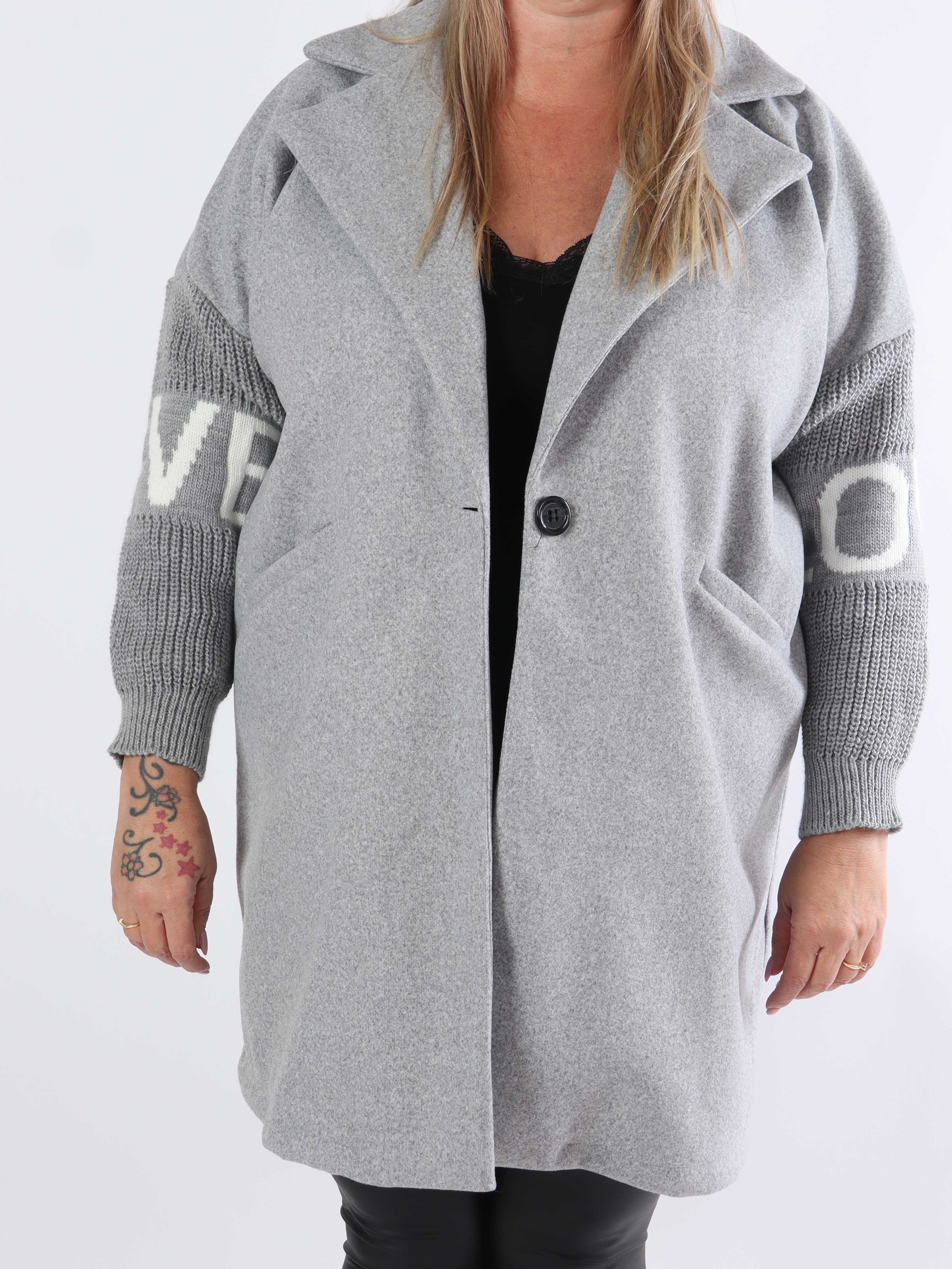 Debbie Short - Plus size jakke med strikærmer