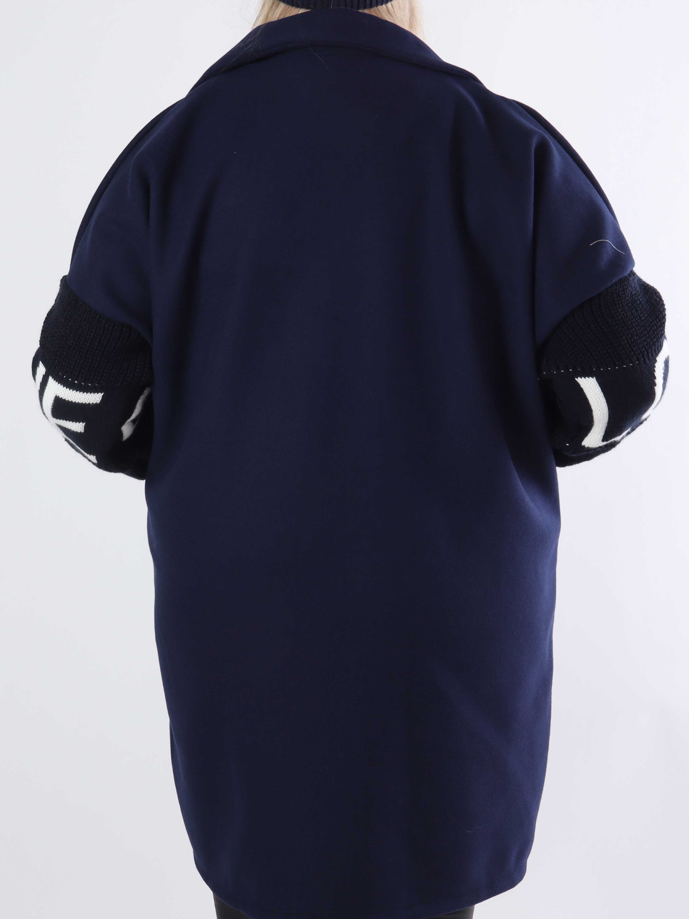 Debbie Short - Plus size jakke med strikærmer