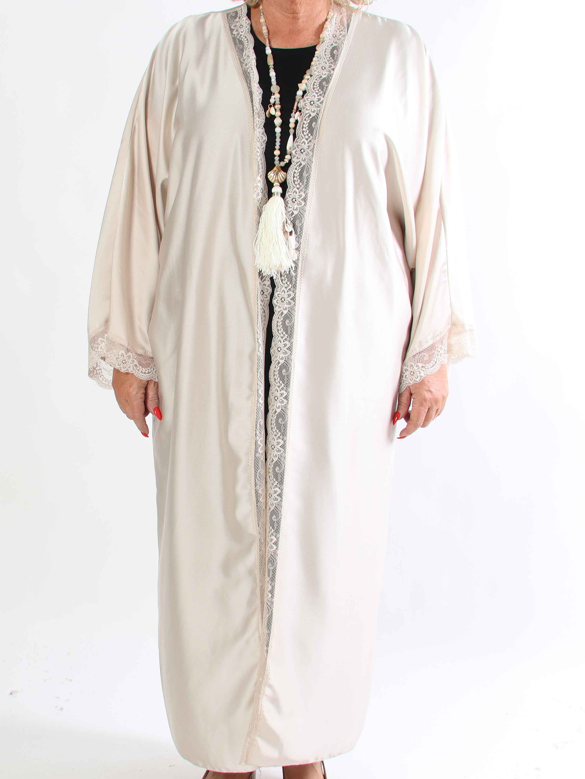 Deiene - Plus size kimono i silkelook med elegant blondekant for et sofistikeret udtryk