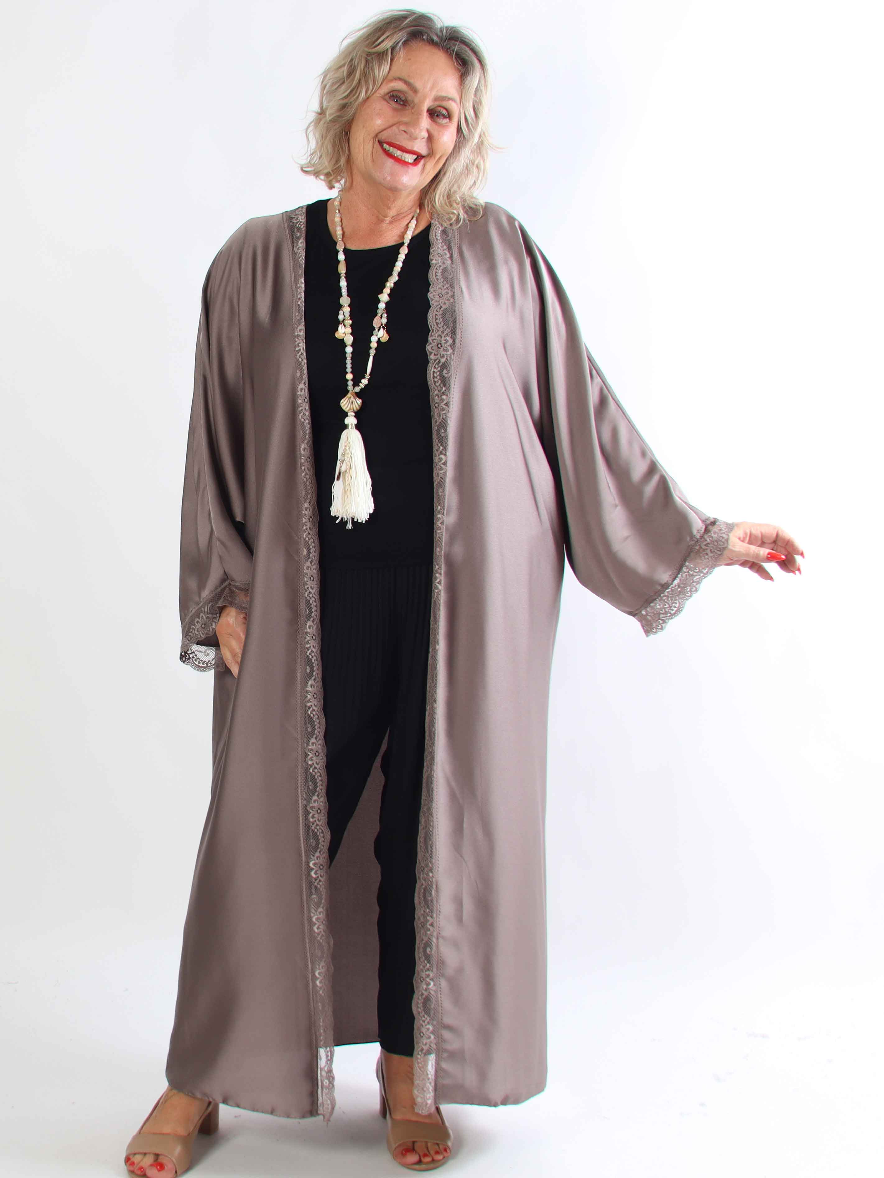 Deiene - Plus size kimono i silkelook med elegant blondekant for et sofistikeret udtryk