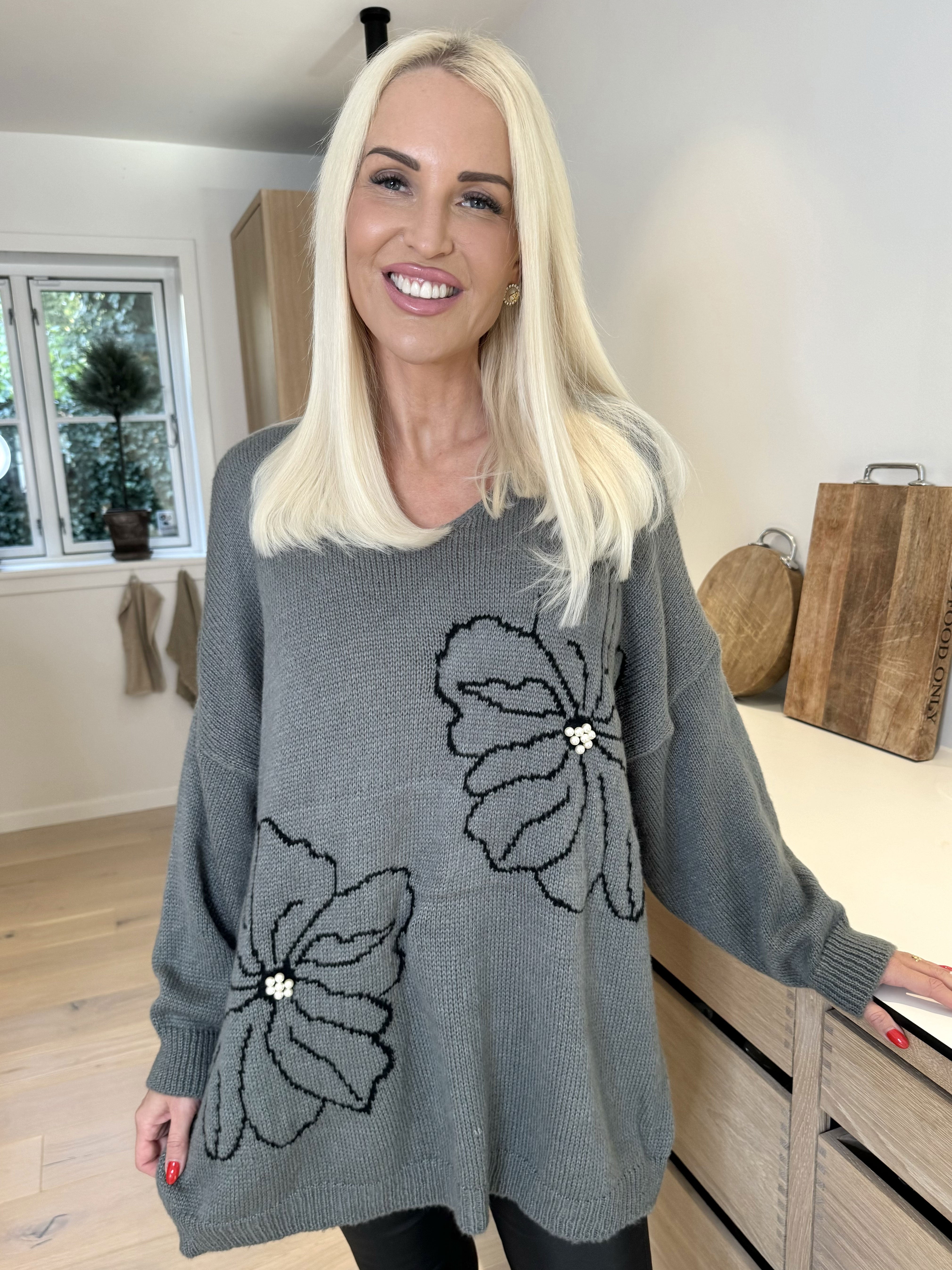 Delores - Strikbluse med blomstermotiv og perler