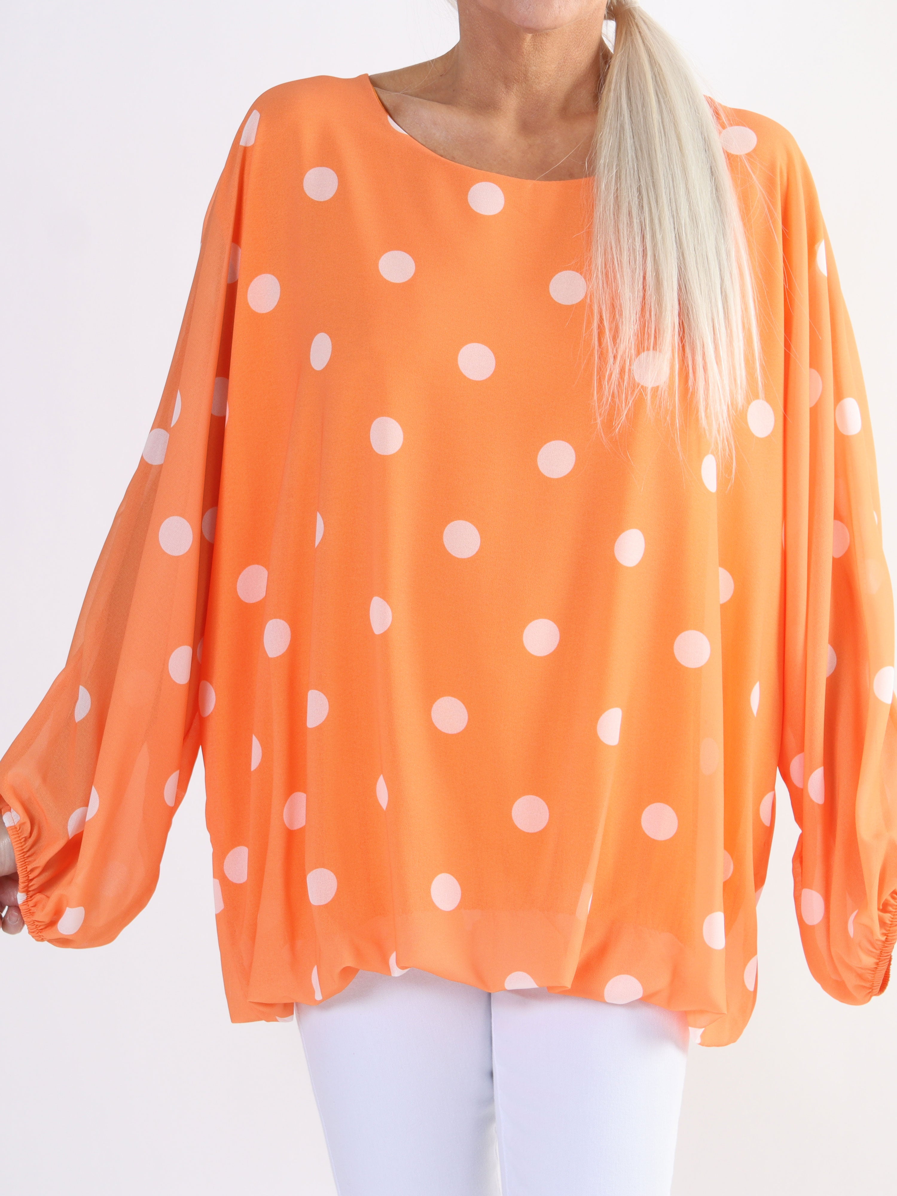 Destiny Dot - Plus size bluse i chiffon med prikker