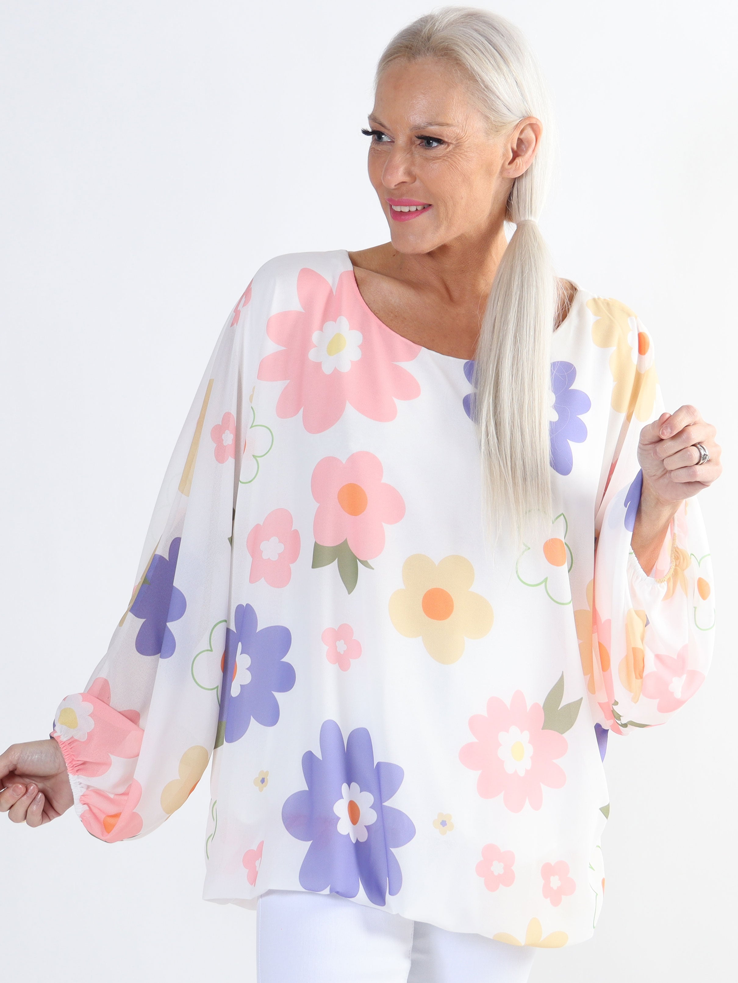 Destiny Flower - Plus size bluse i chiffon med blomstermotiver
