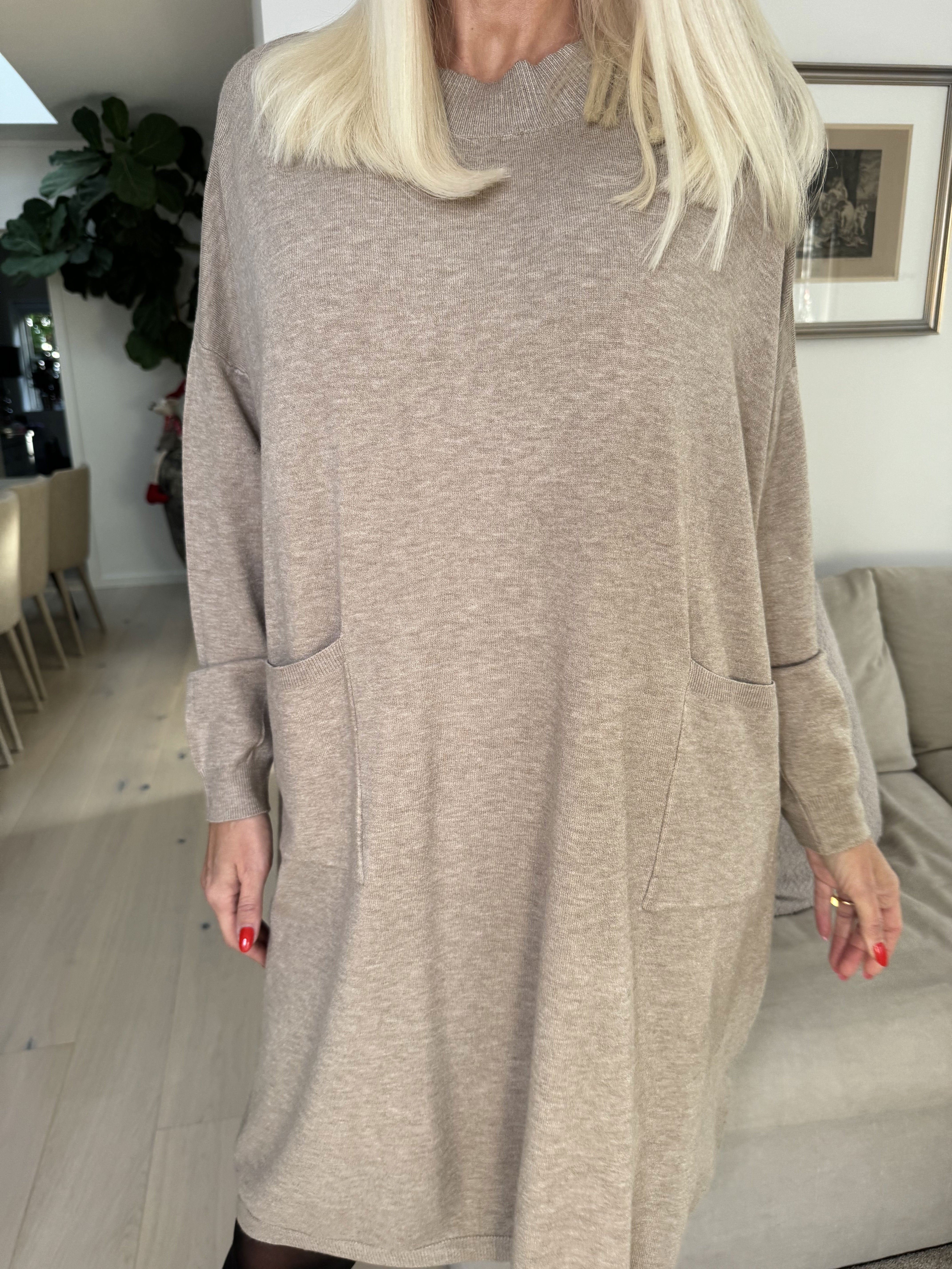 Dima - Blød strikkjole med lommer