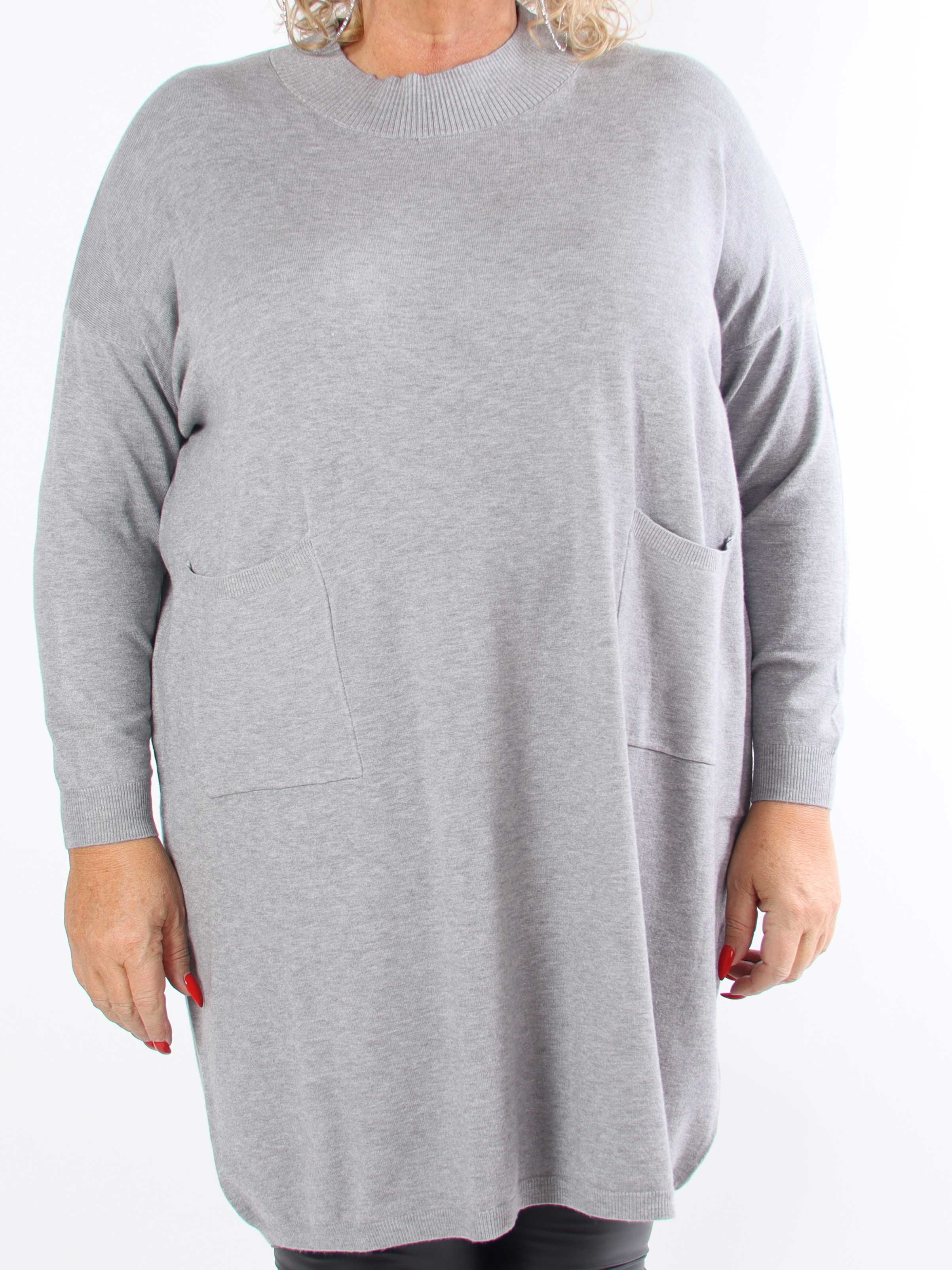 Dima - Blød plus size strikkjole med lommer