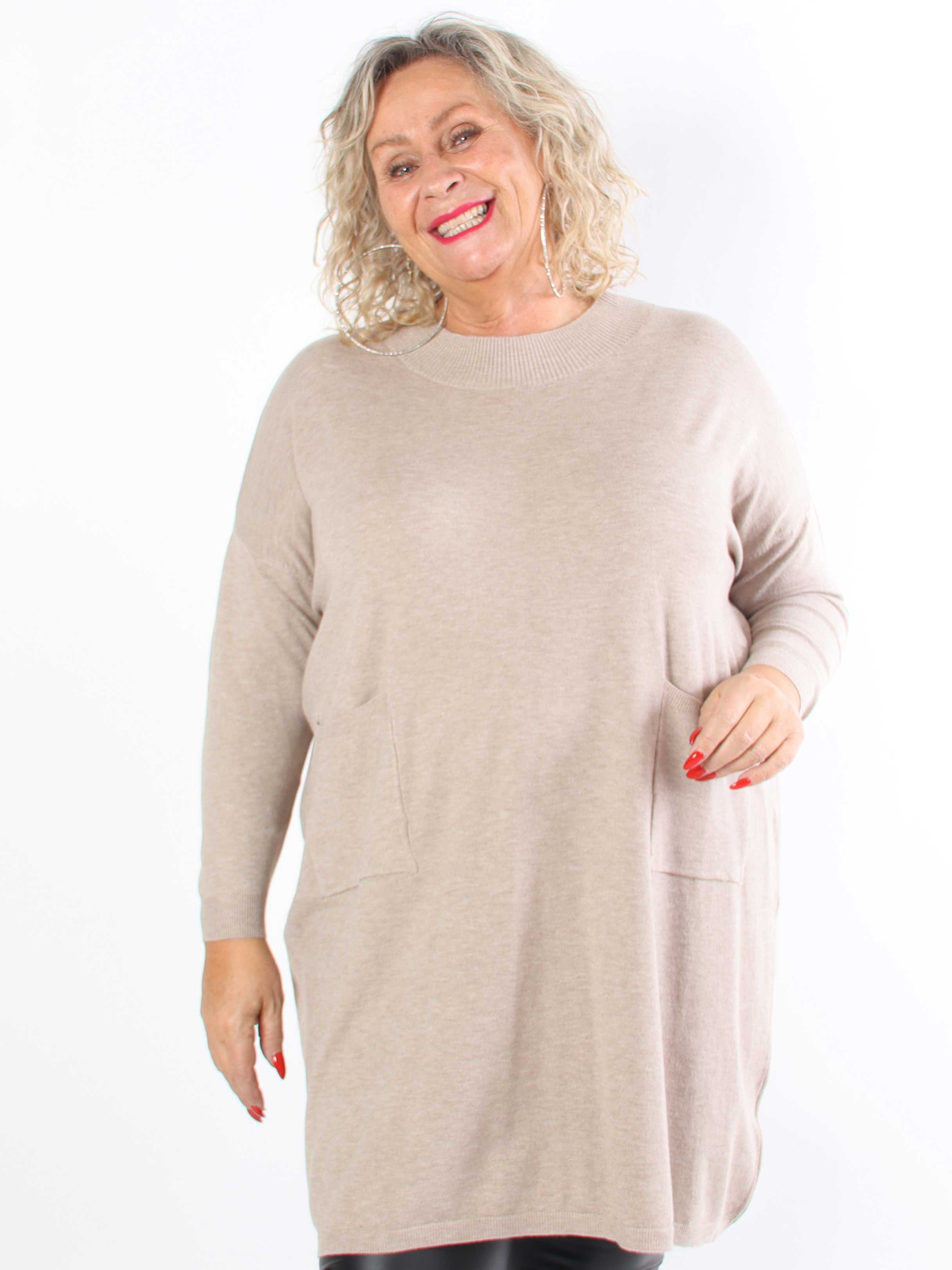 Dima - Blød plus size strikkjole med lommer