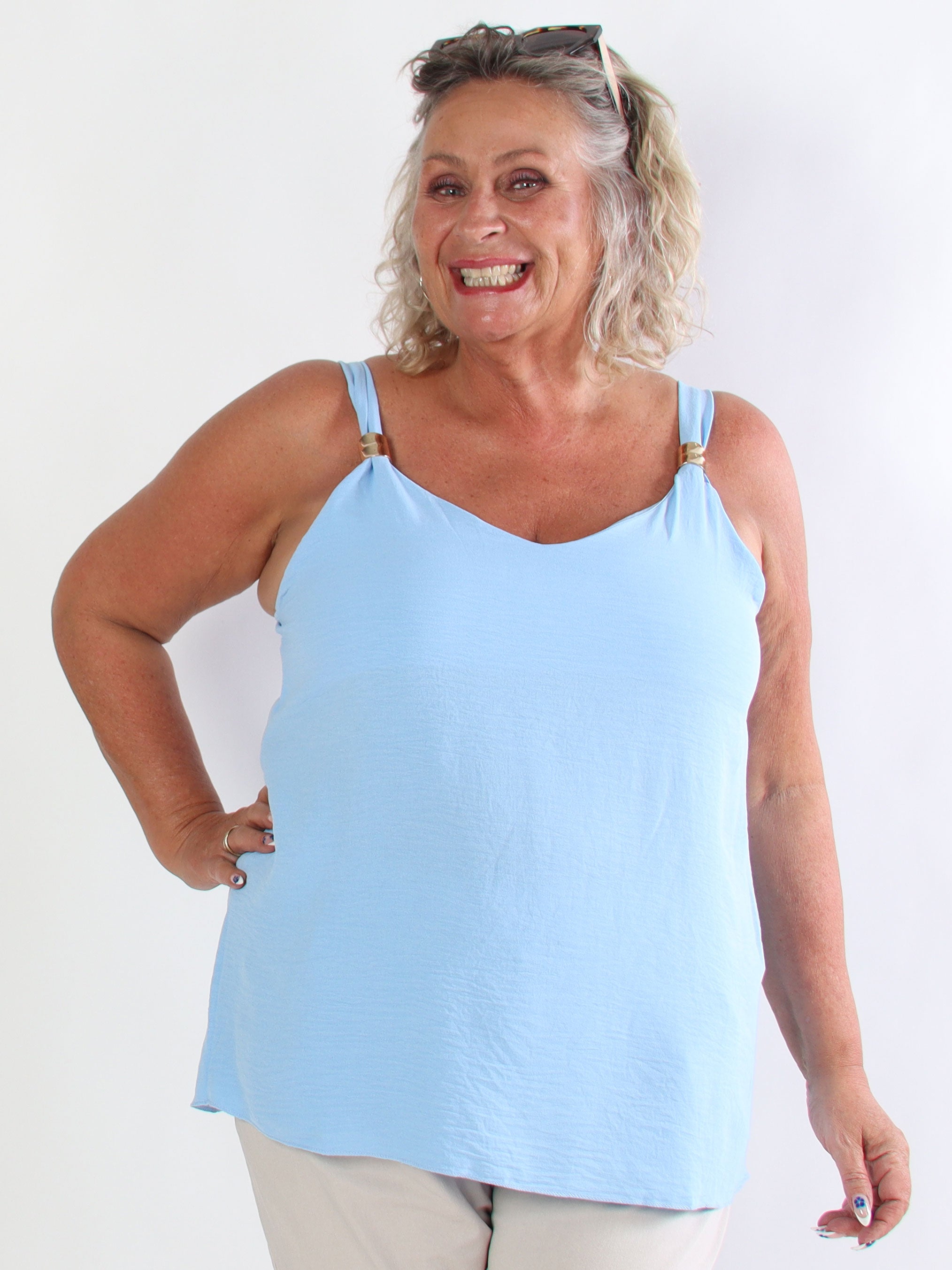 Dinah - Plus size top med dekorative guldspænder ved stropperne