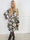 Ebba Bloom - Plus size kjole i et krølfrit stof med blomstermotiv og små gulddetaljer