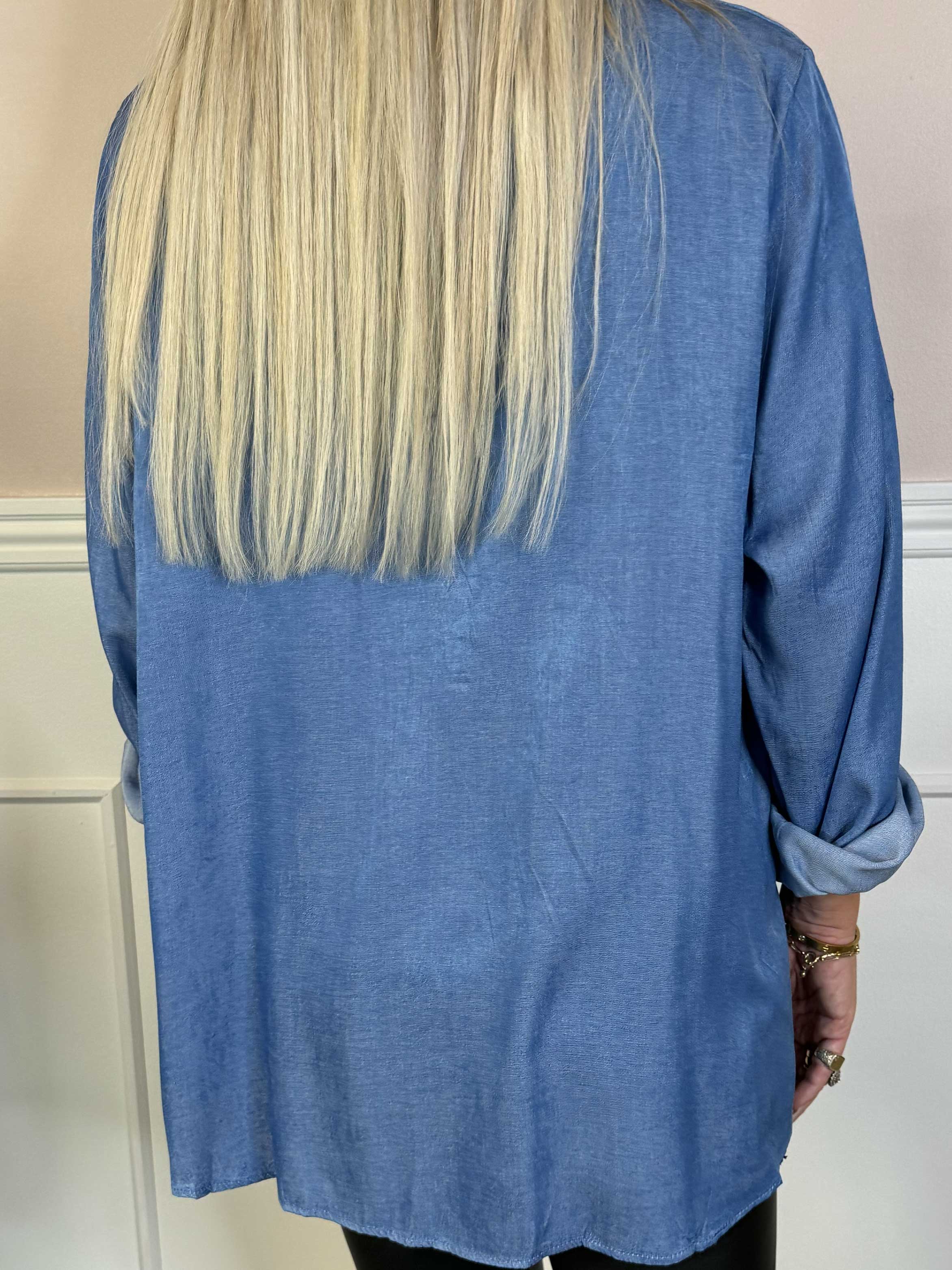 Ebba Denim - Sød skjorte i denim med guldknapper