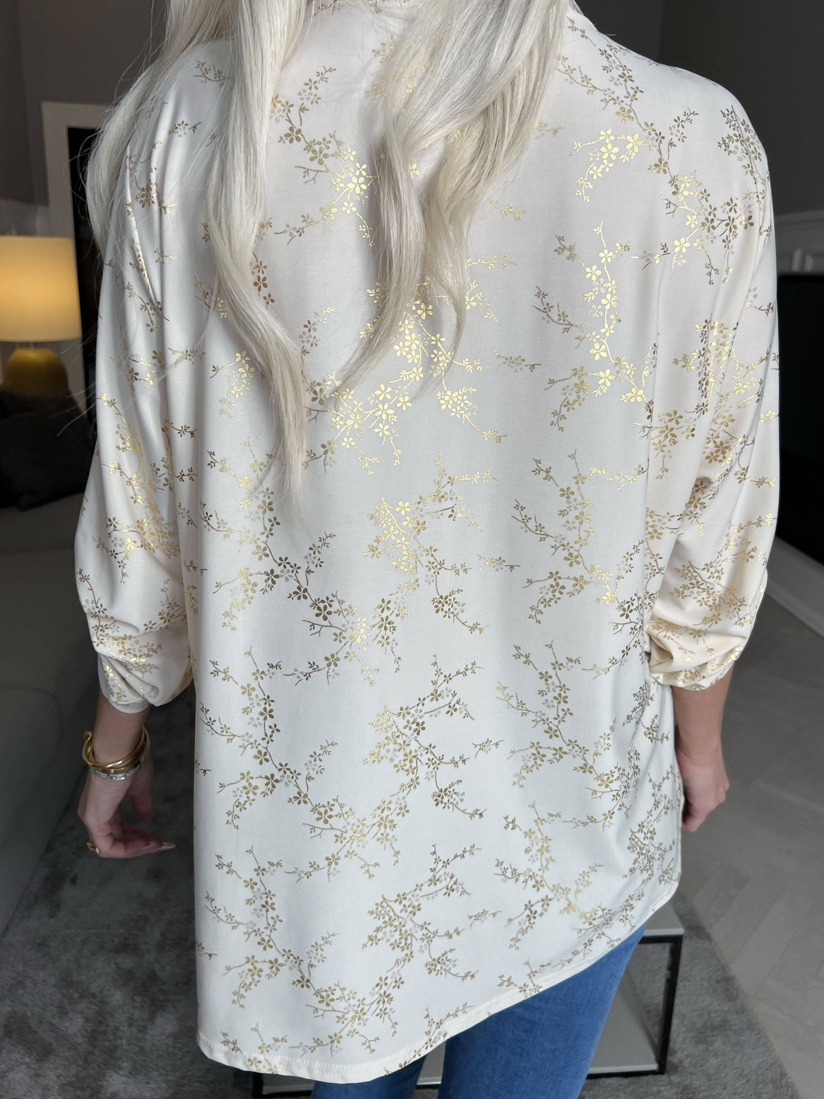 Ebba Gold - Sød bluse i elastisk stof med gulddetaljer