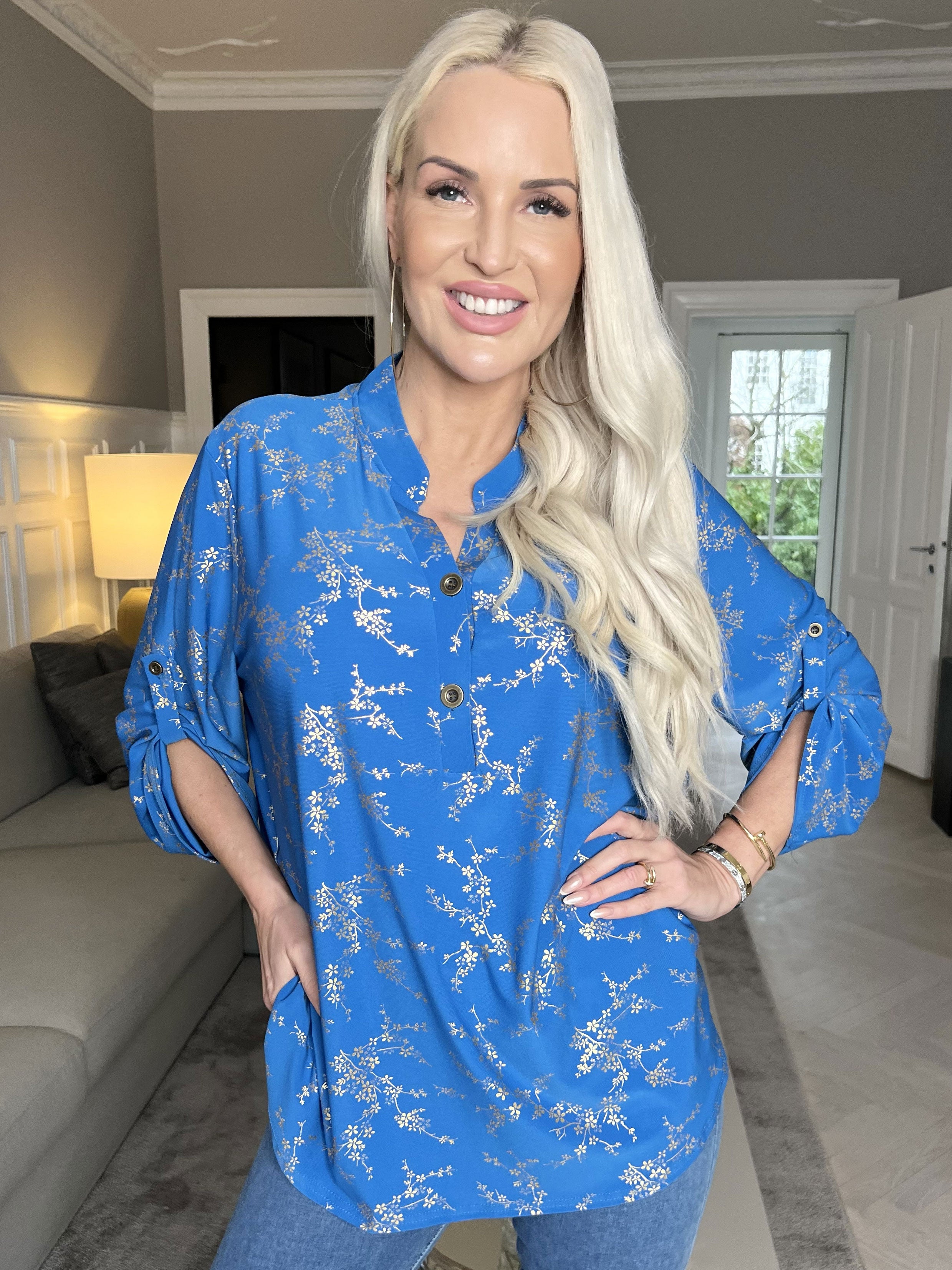 Ebba Gold - Sød bluse i elastisk stof med gulddetaljer