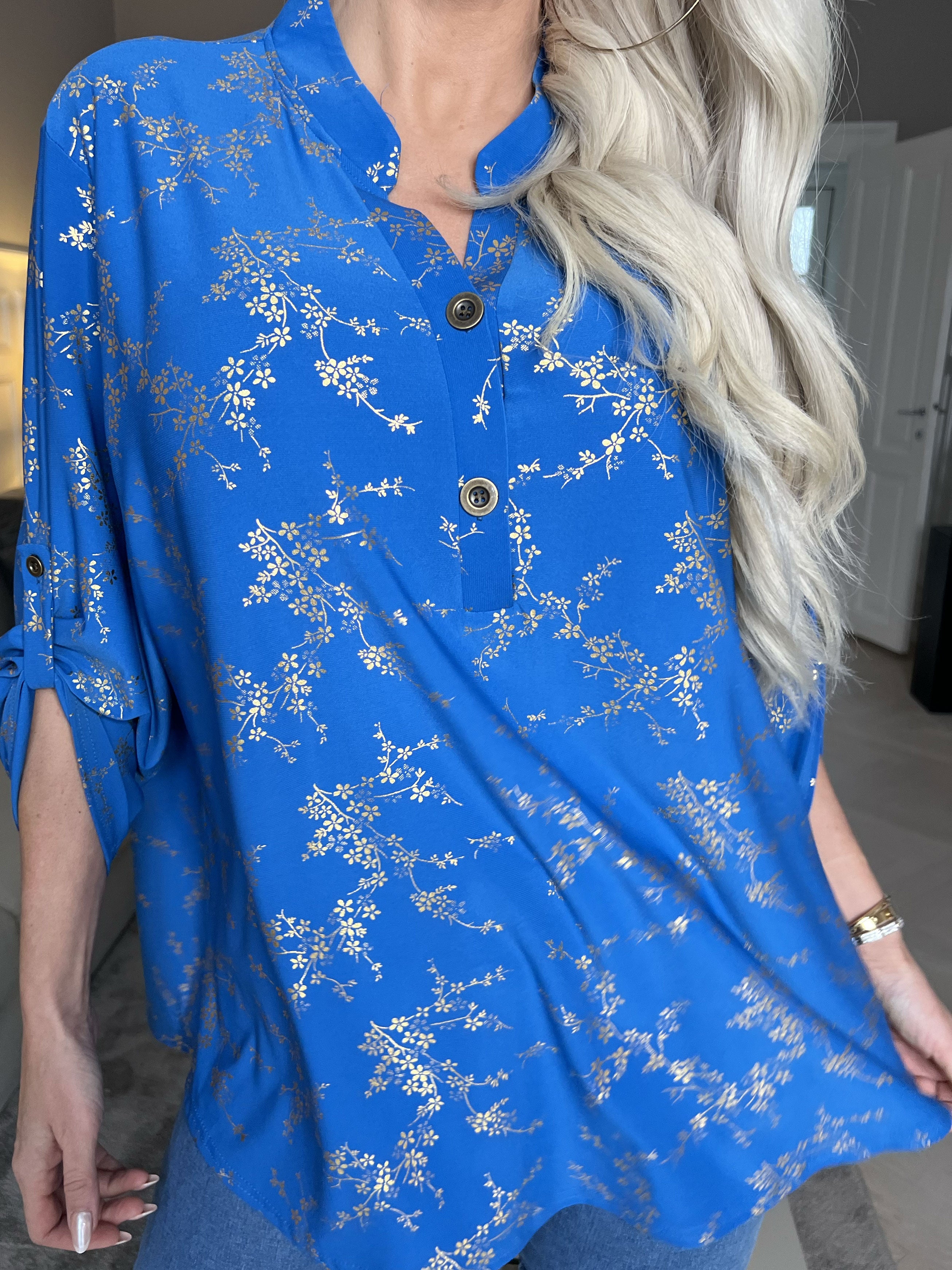 Ebba Gold - Sød bluse i elastisk stof med gulddetaljer