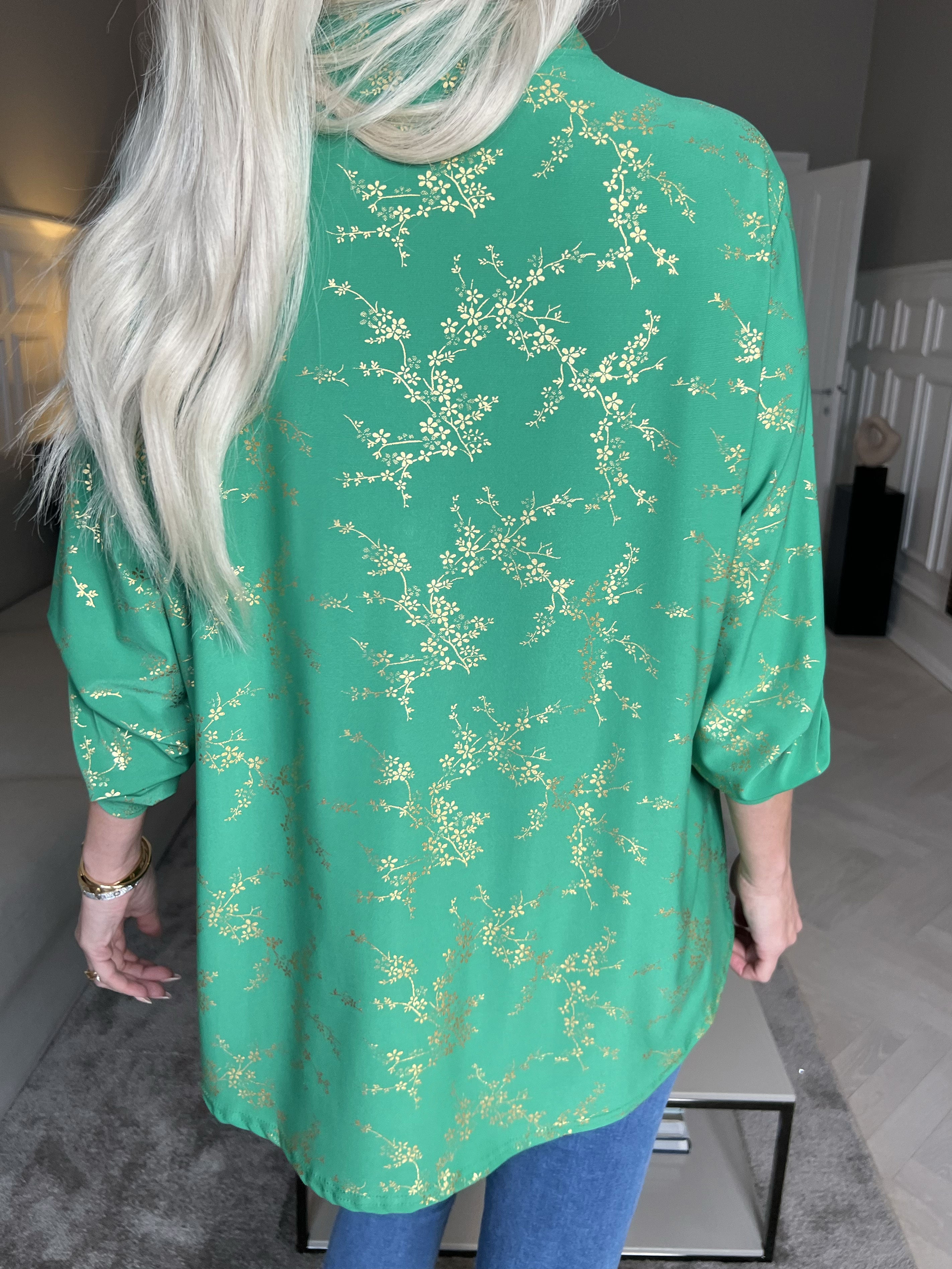 Ebba Gold - Sød bluse i elastisk stof med gulddetaljer