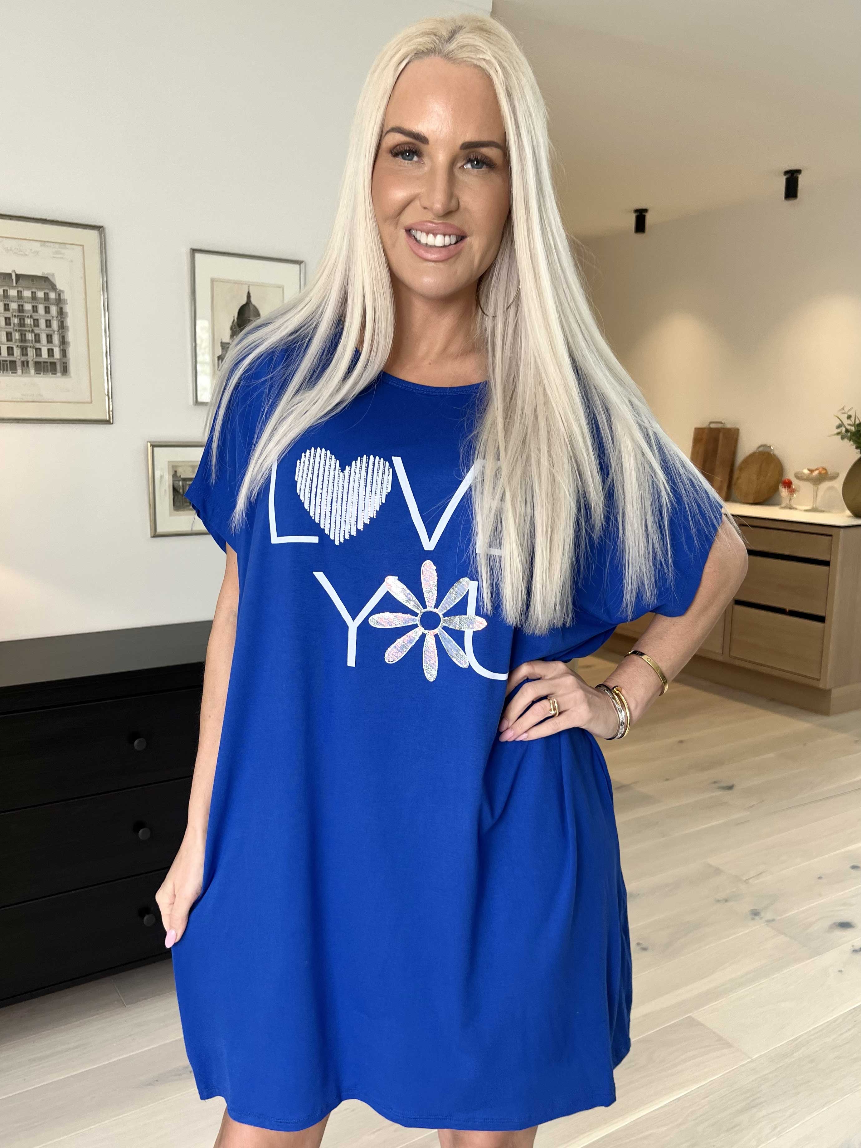 Edina - T-shirtkjole i viskoseblanding med tryk