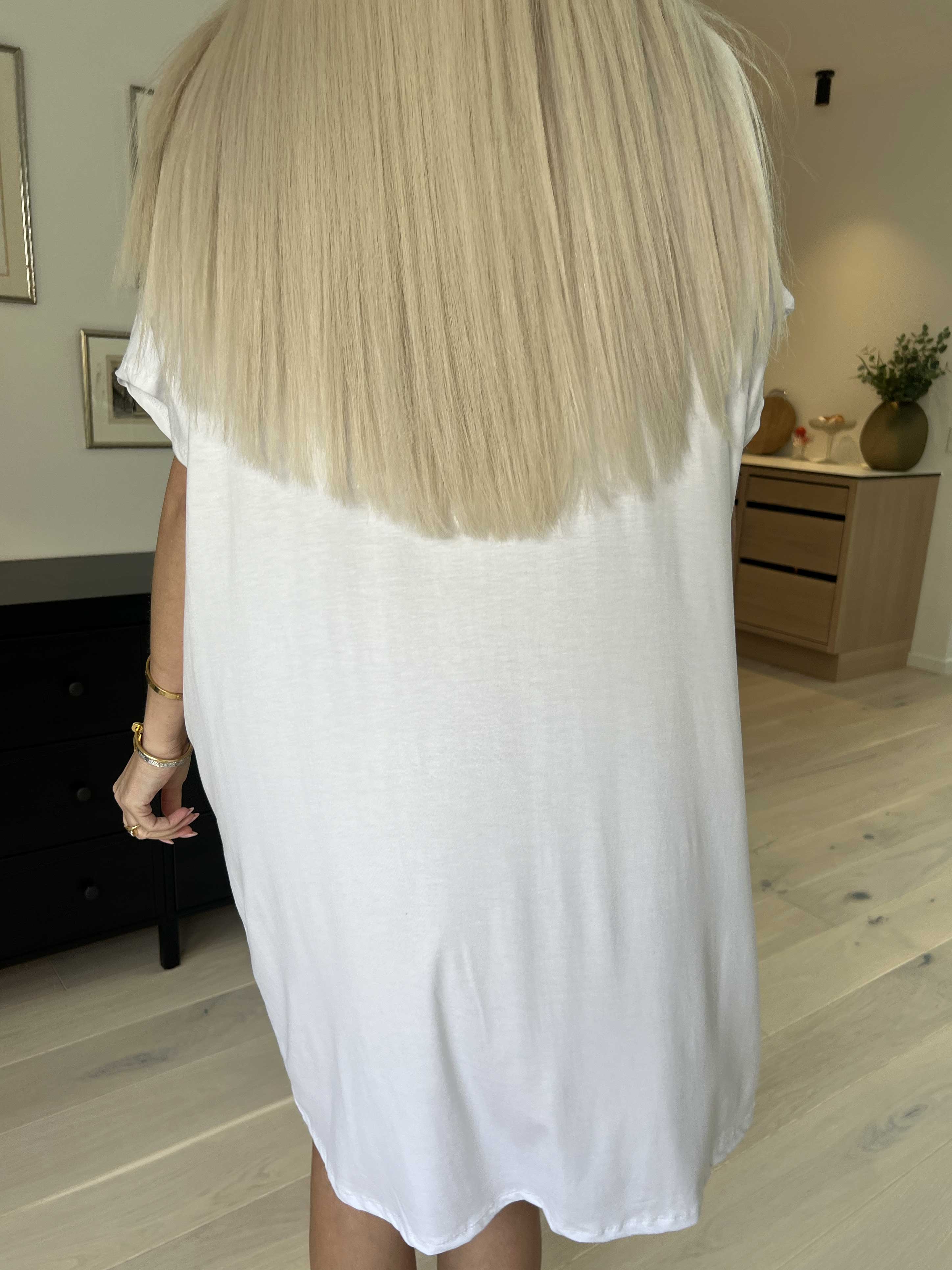 Edina - T-shirtkjole i viskoseblanding med tryk