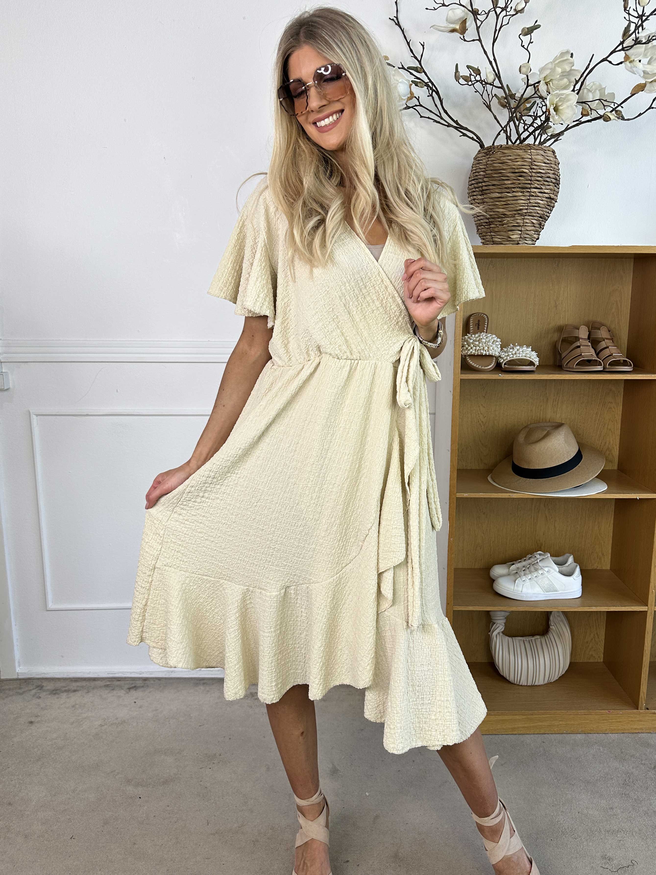 Eliana - Sød kjole i slå-om look med flæser