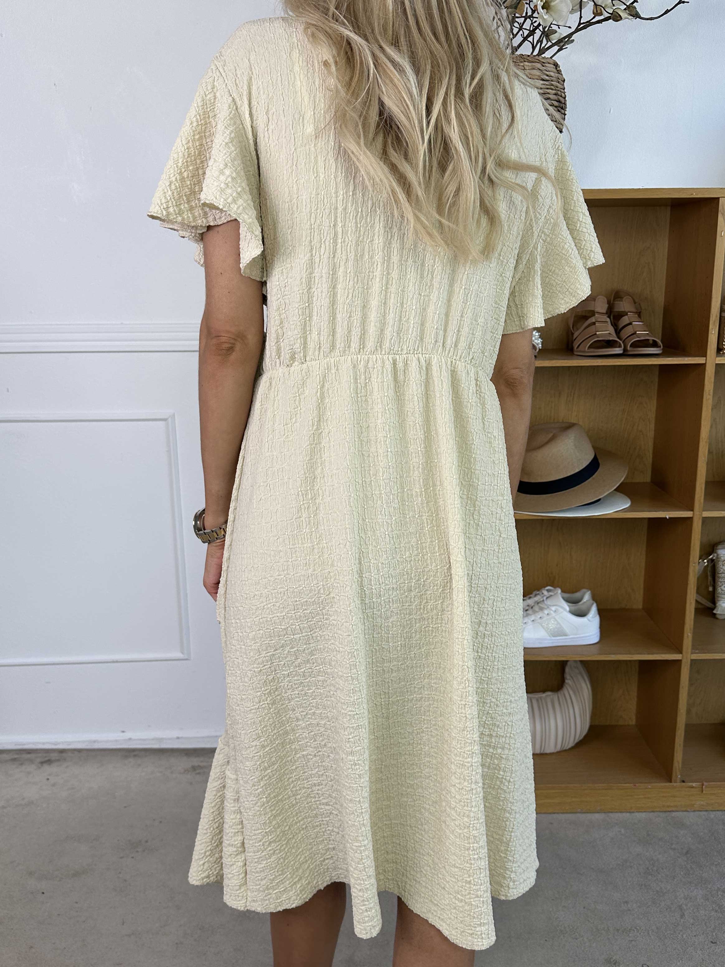 Eliana - Sød kjole i slå-om look med flæser