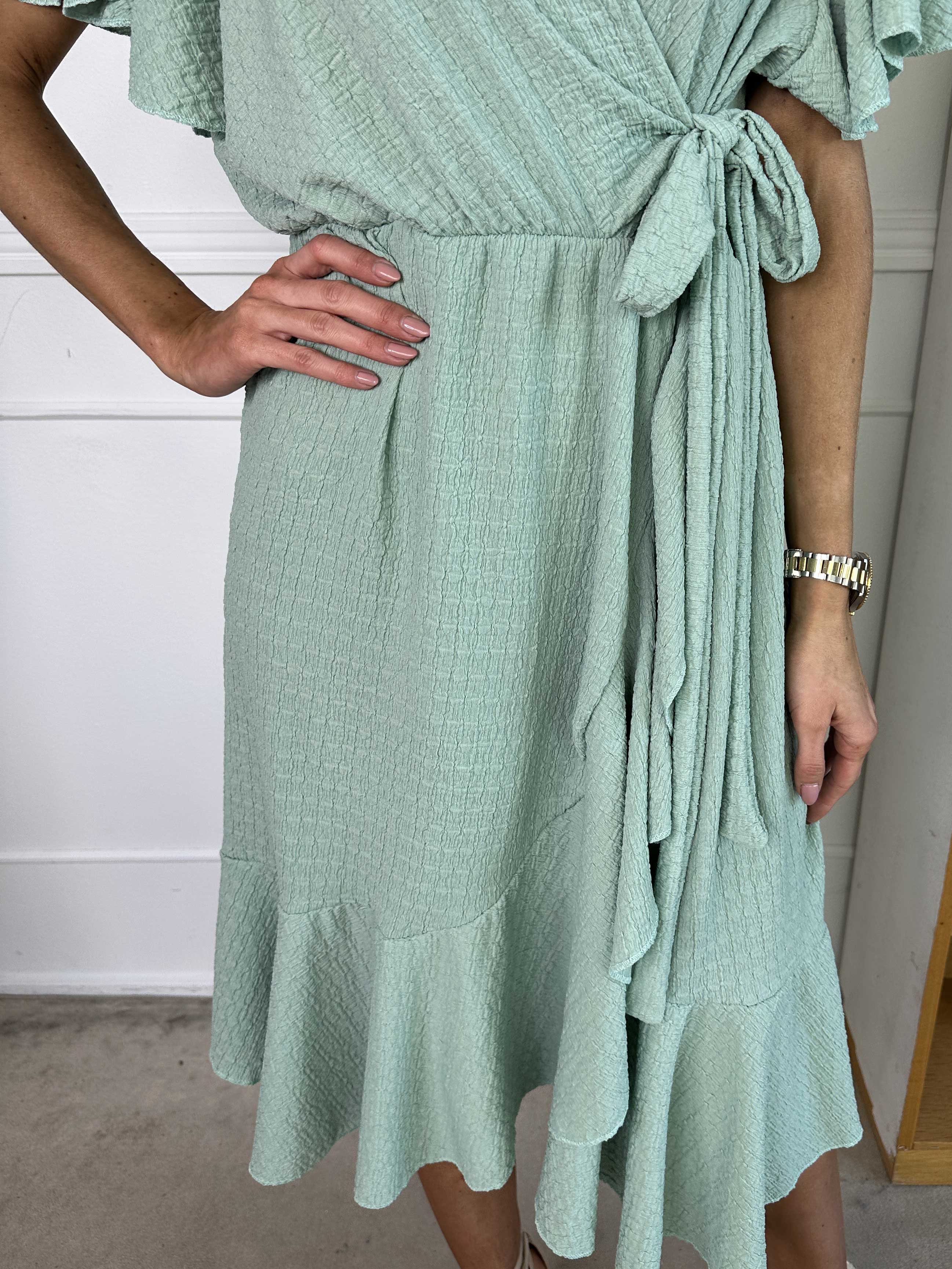 Eliana - Sød kjole i slå-om look med flæser