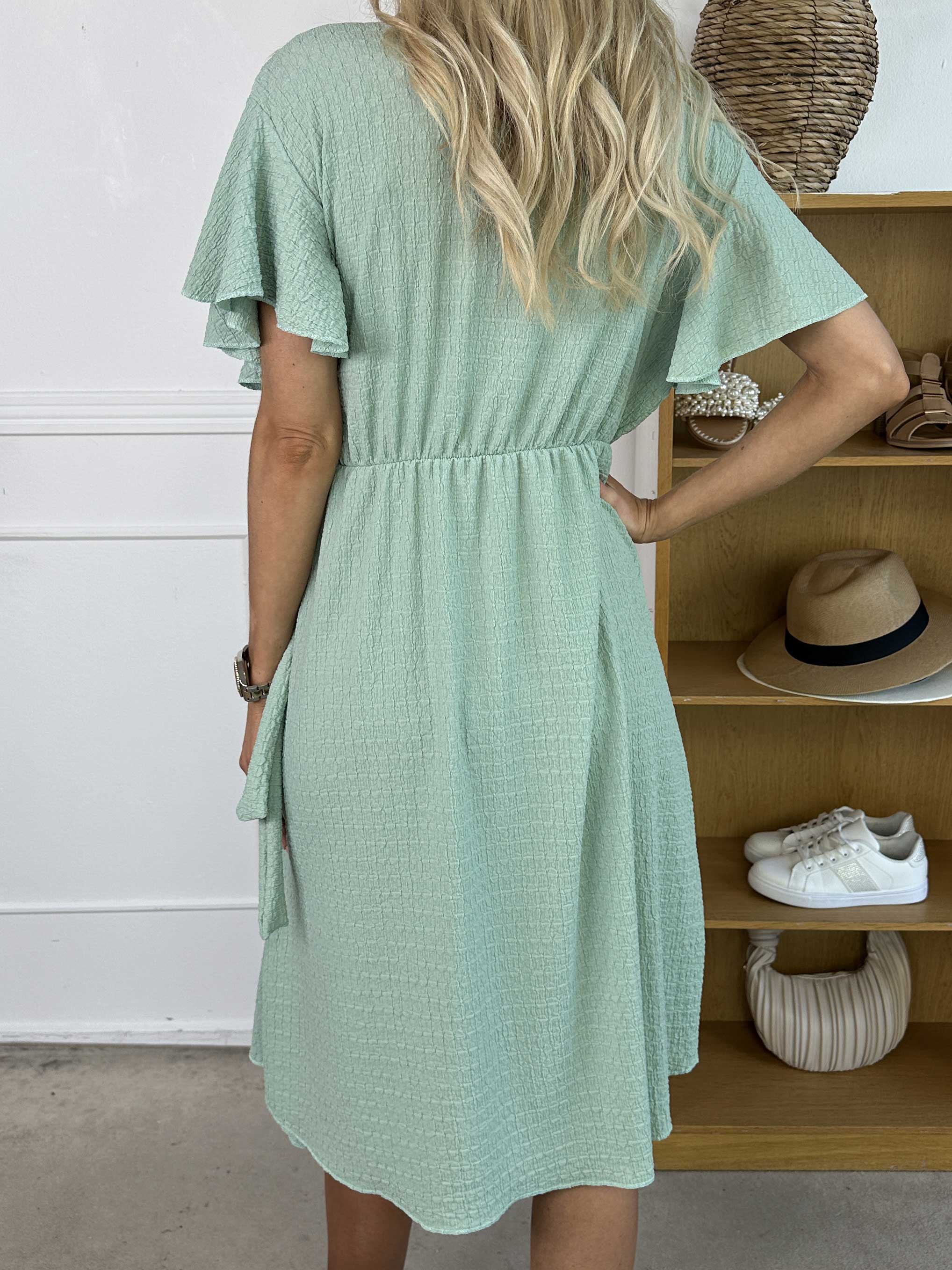 Eliana - Sød kjole i slå-om look med flæser