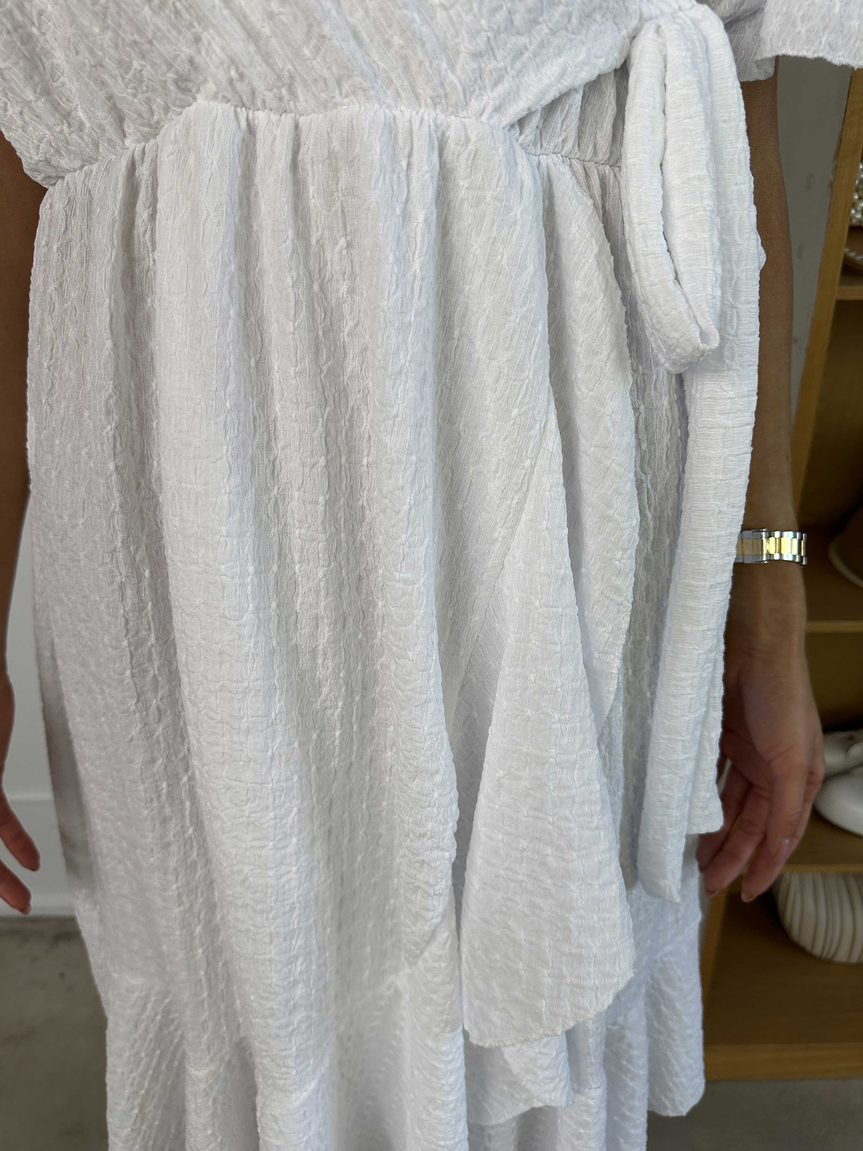 Eliana - Sød kjole i slå-om look med flæser