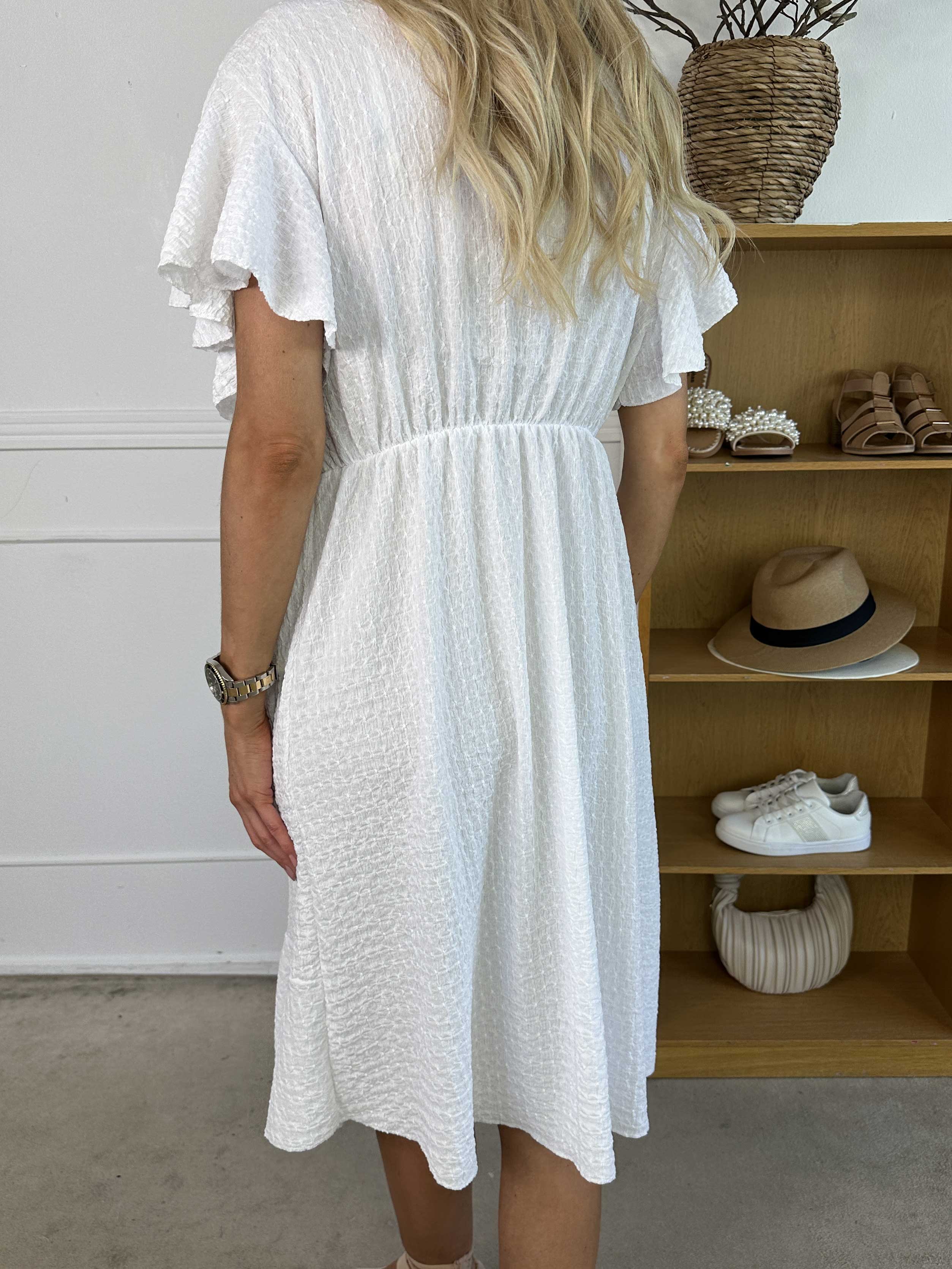 Eliana - Sød kjole i slå-om look med flæser