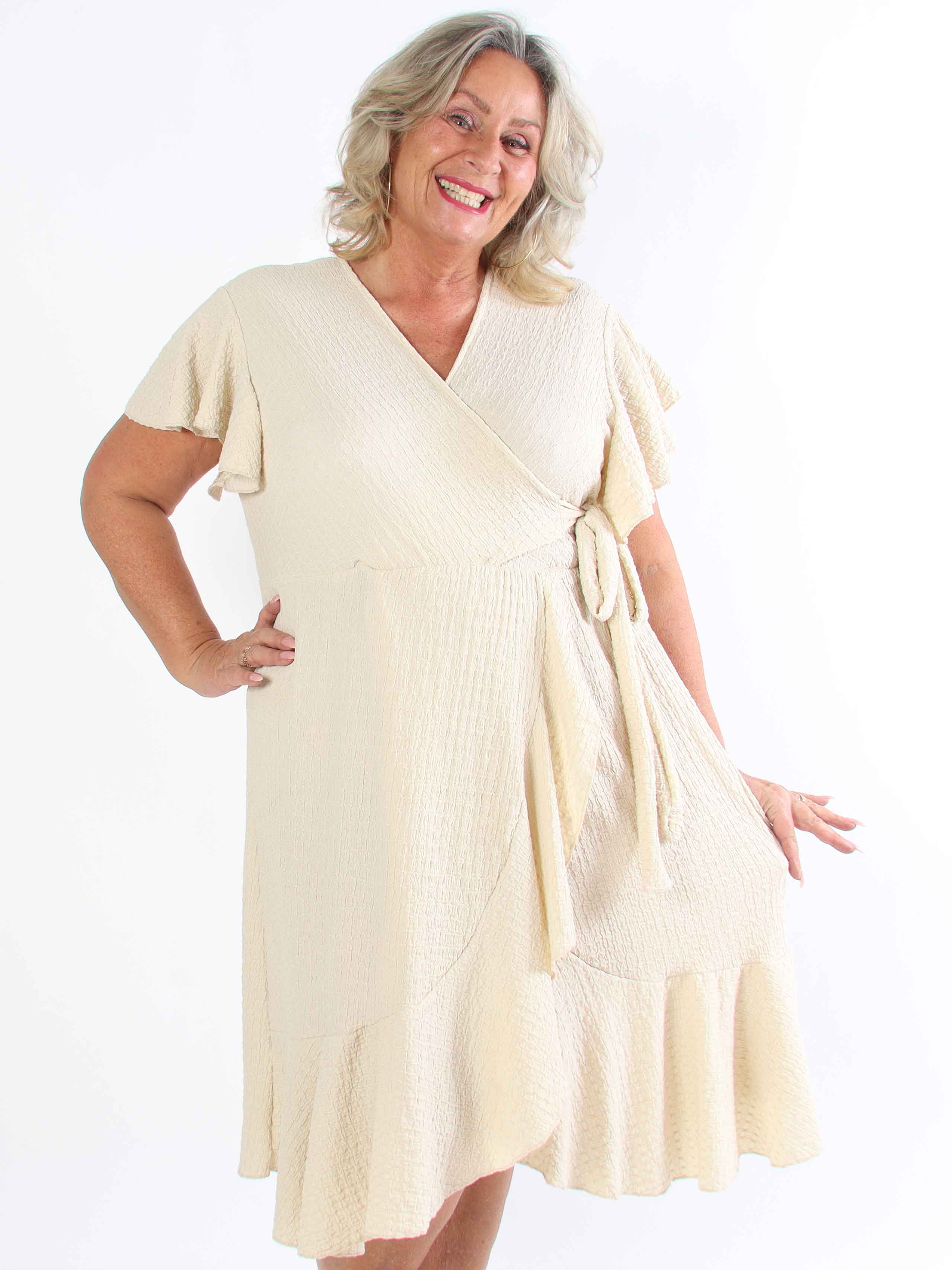 Eliana - Sød plus size kjole i slå-om look med flæser