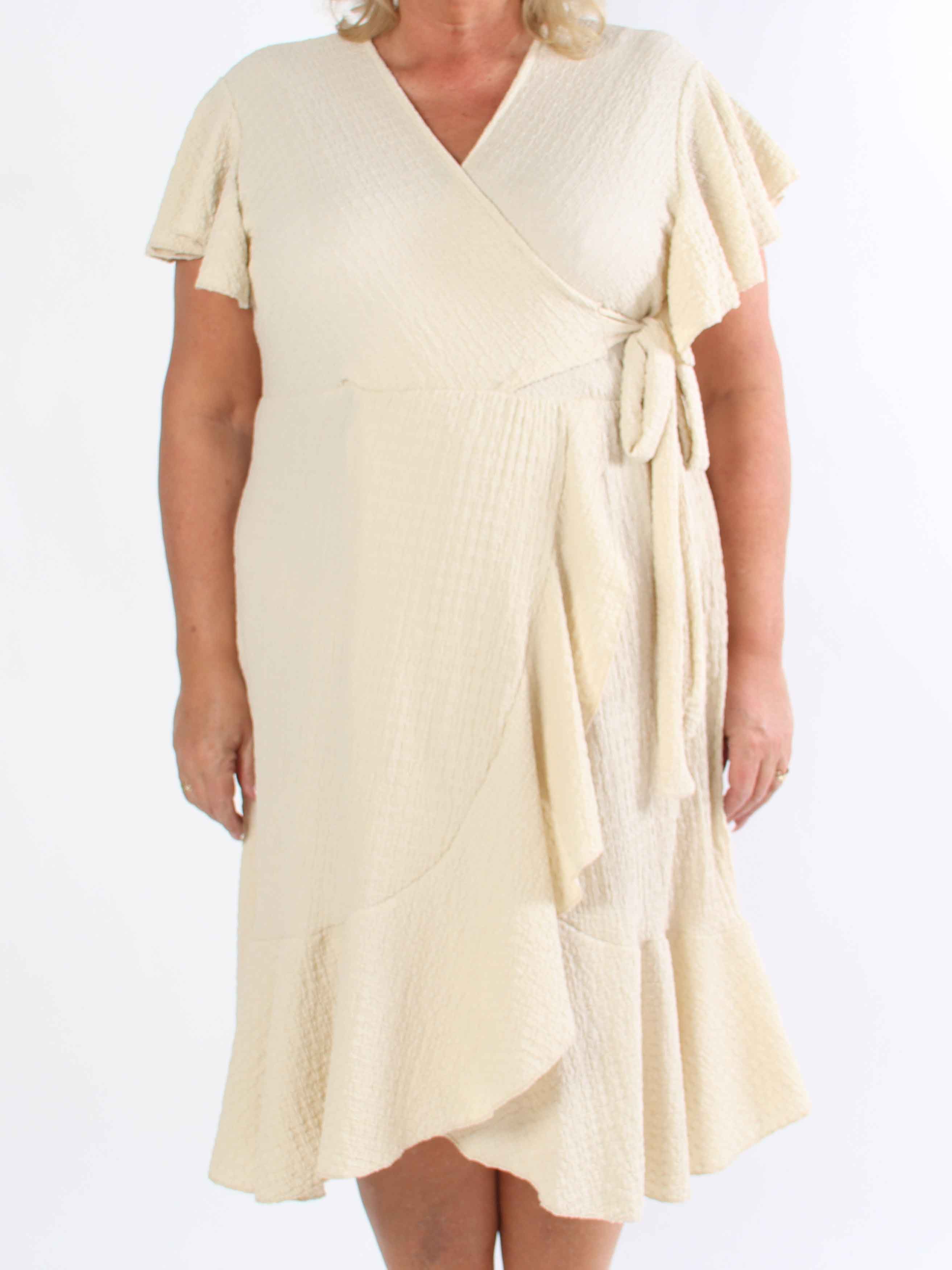 Eliana - Sød plus size kjole i slå-om look med flæser