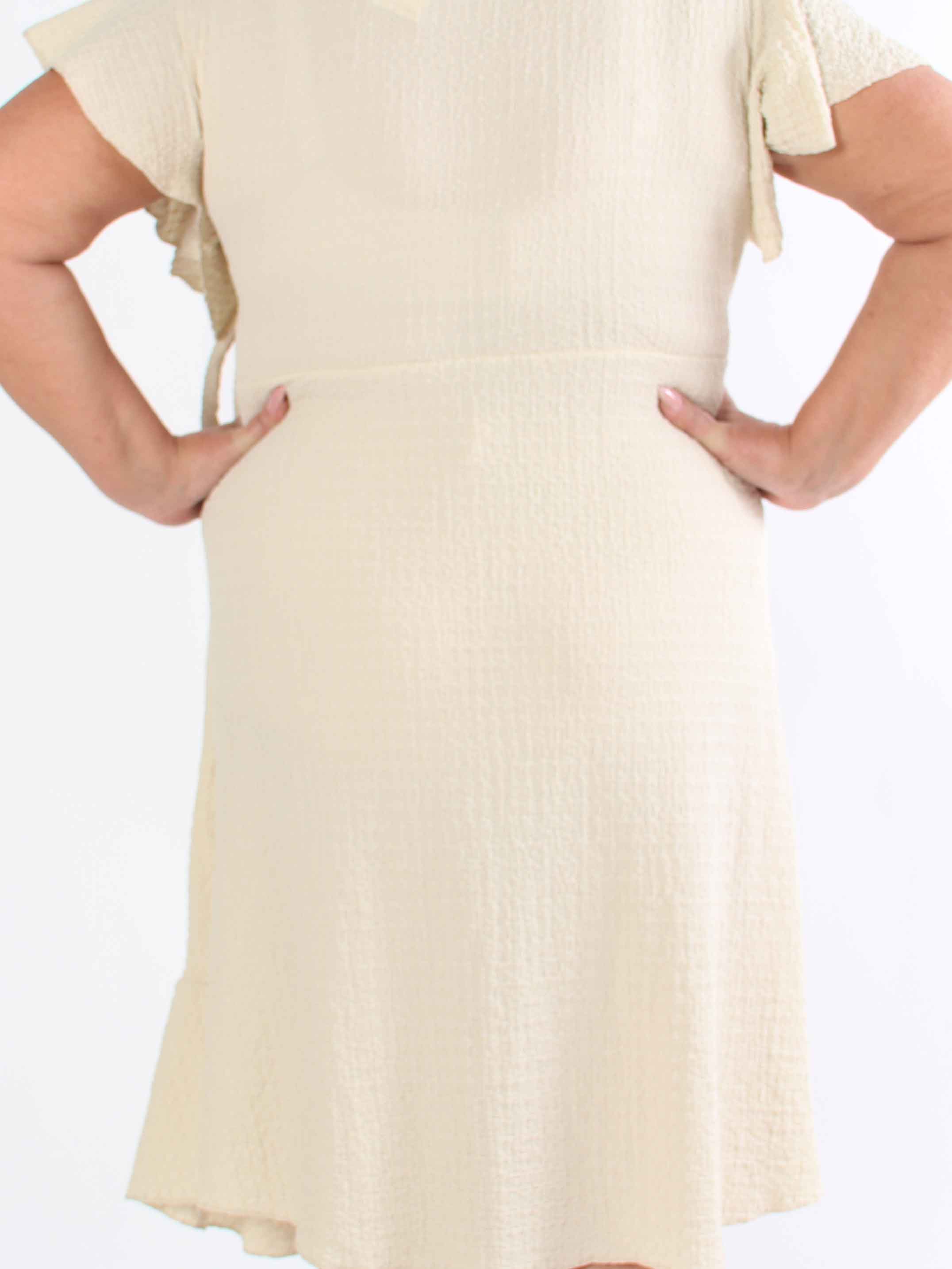 Eliana - Sød plus size kjole i slå-om look med flæser