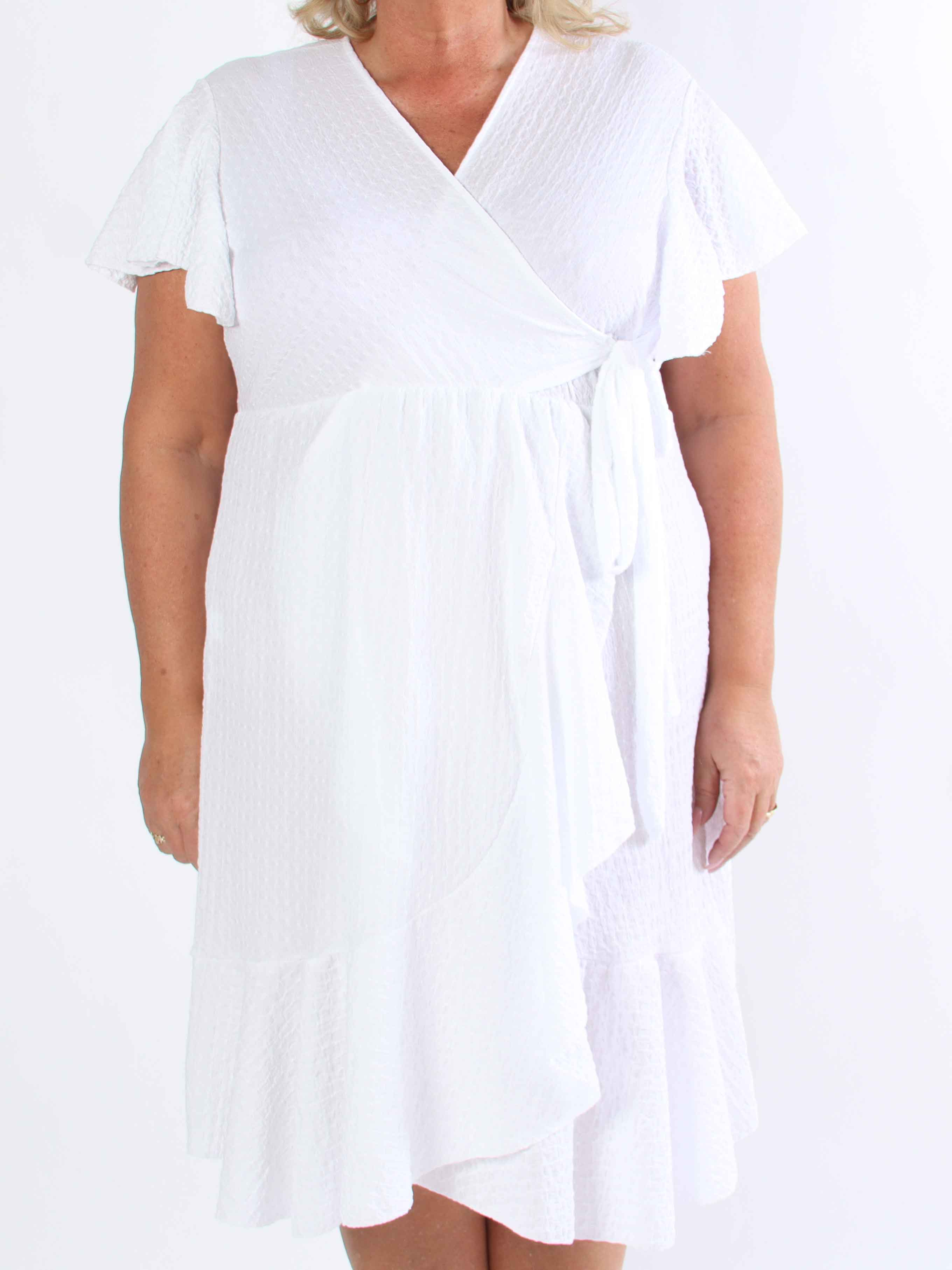 Eliana - Sød plus size kjole i slå-om look med flæser