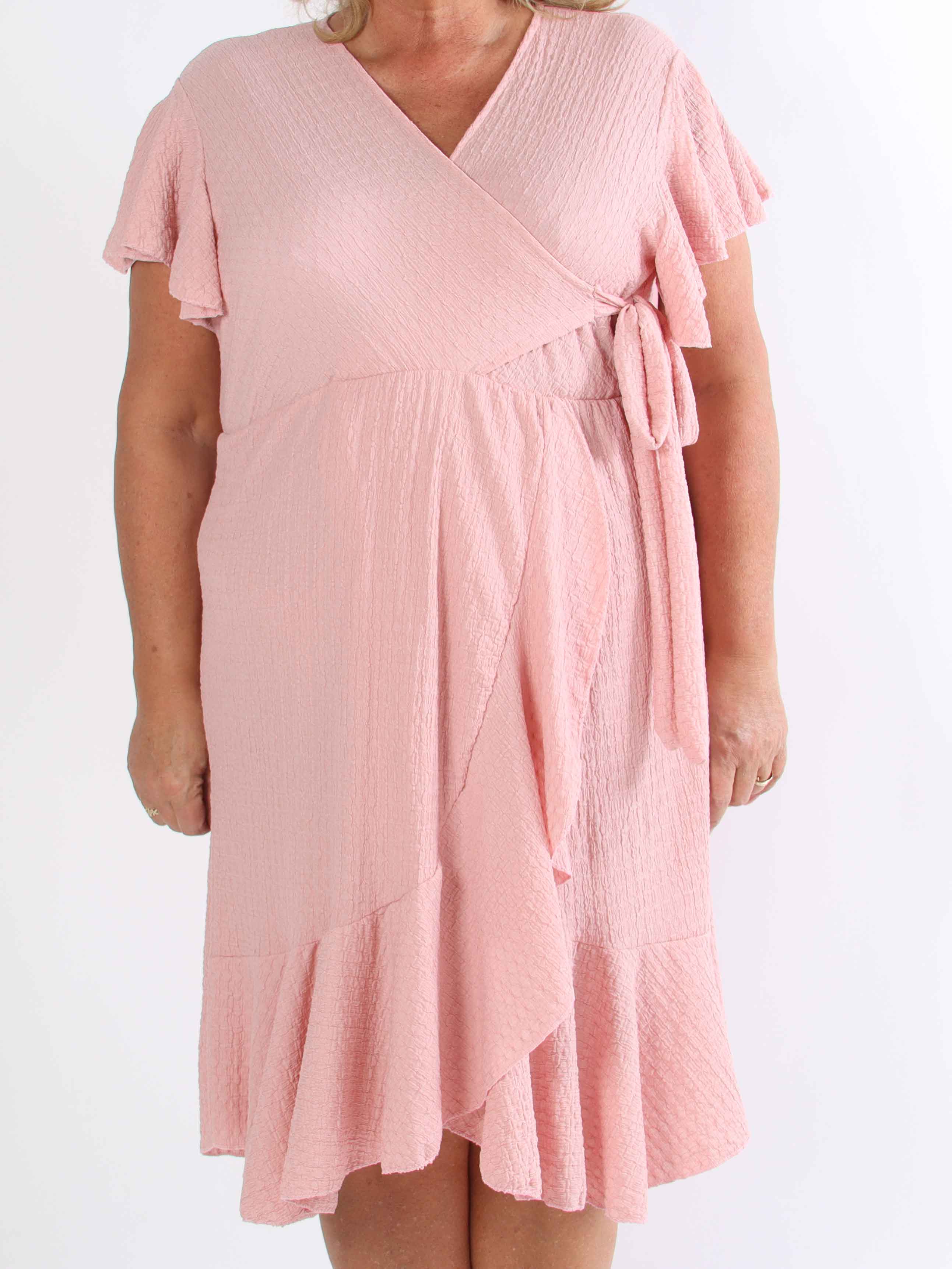 Eliana - Sød plus size kjole i slå-om look med flæser