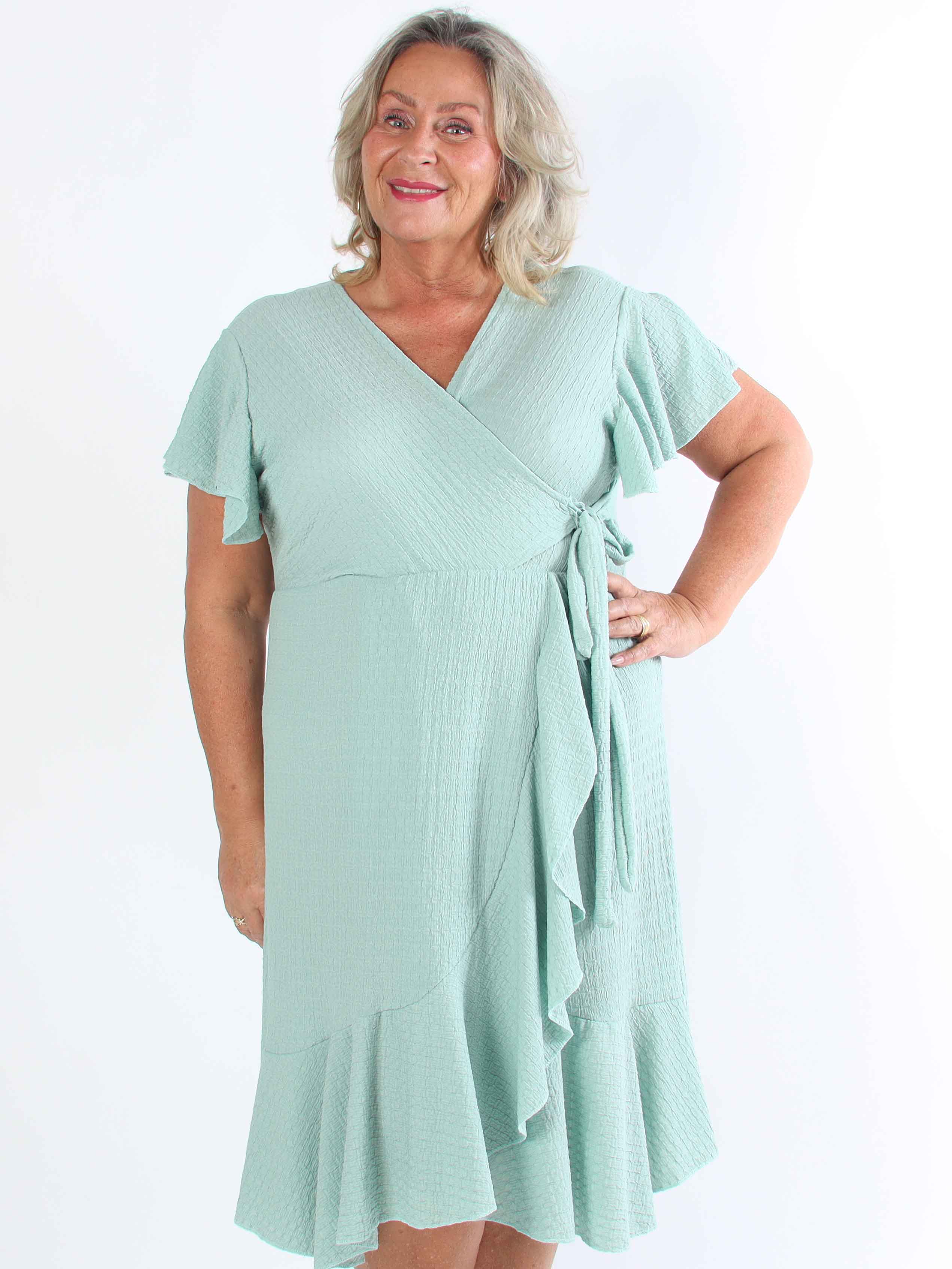 Eliana - Sød plus size kjole i slå-om look med flæser