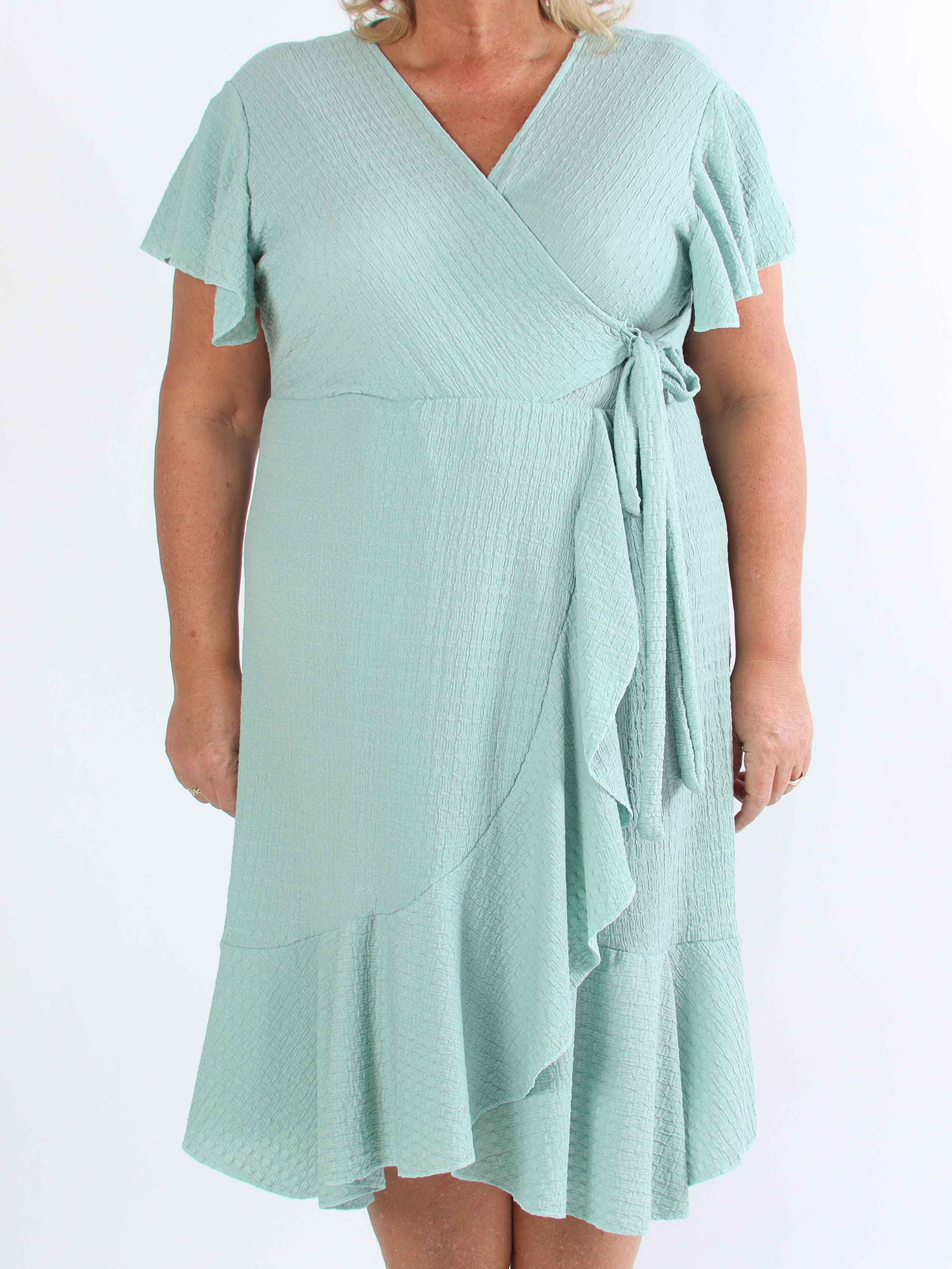 Eliana - Sød plus size kjole i slå-om look med flæser