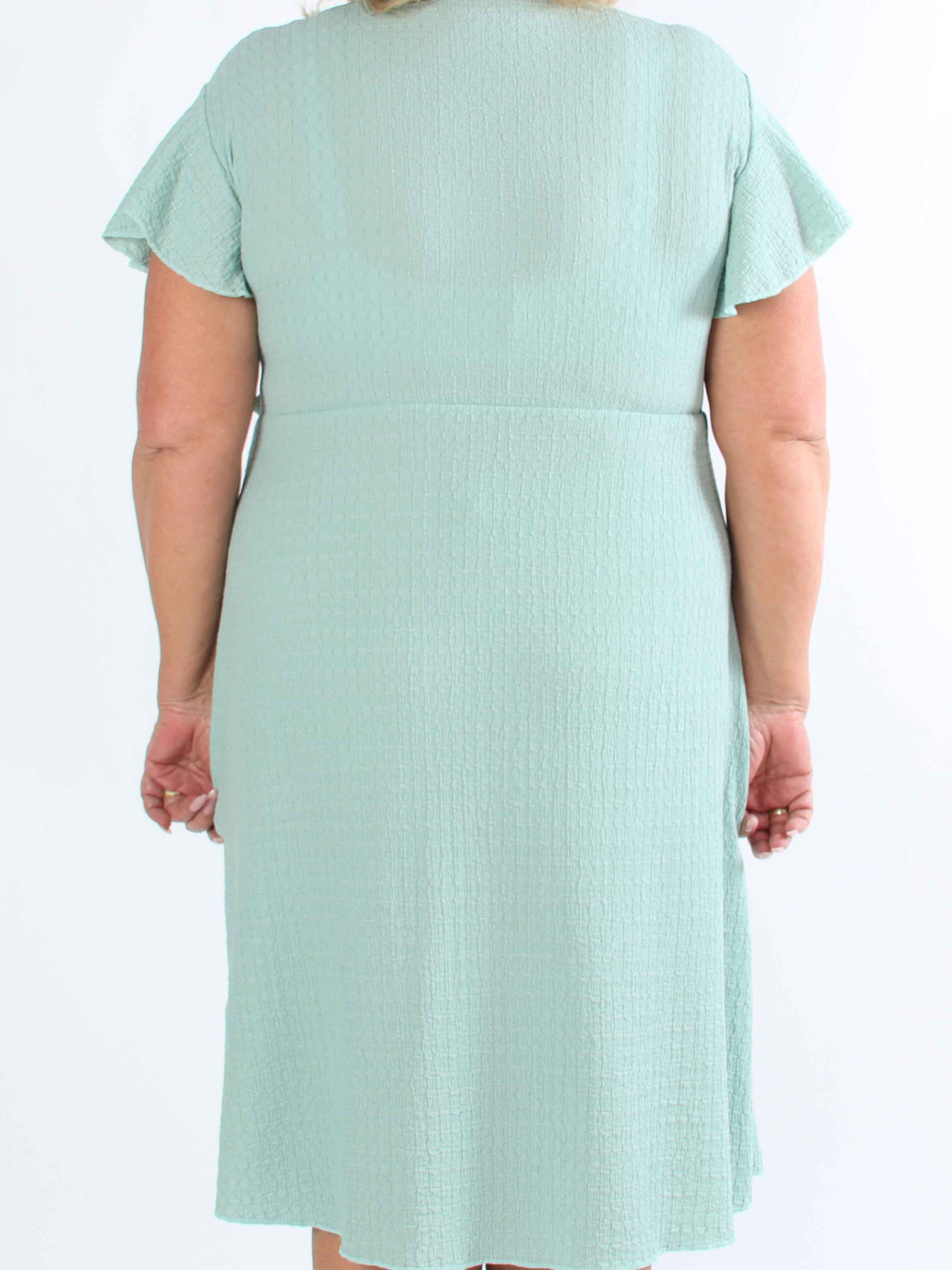 Eliana - Sød plus size kjole i slå-om look med flæser