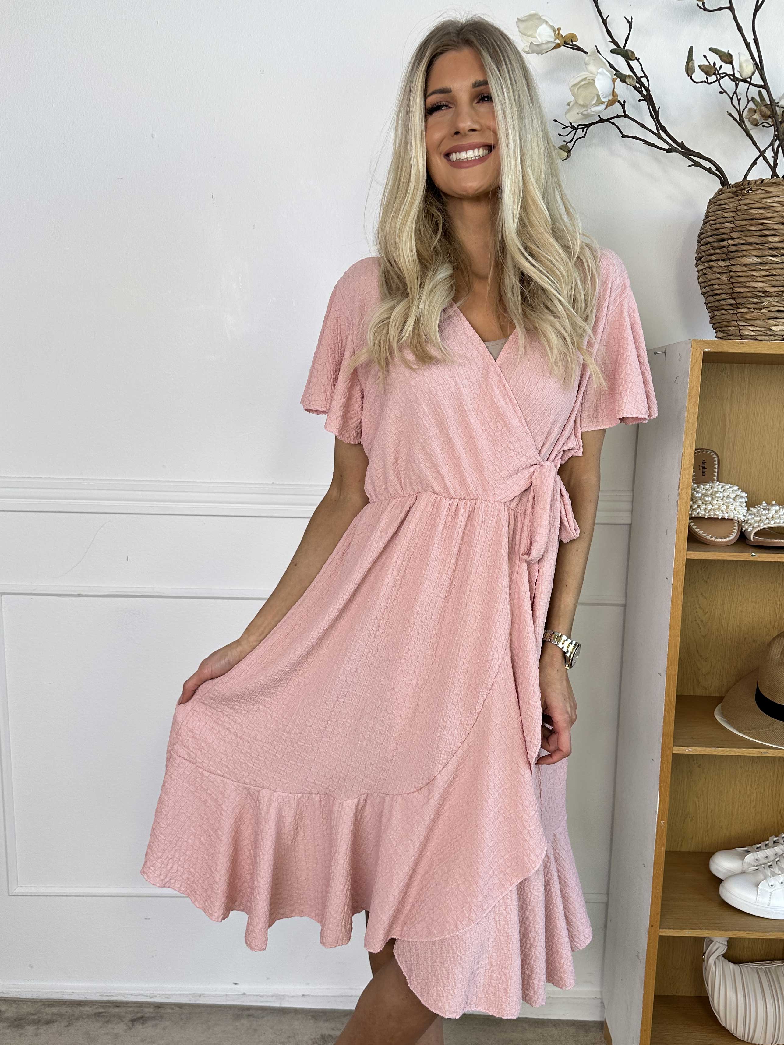 Eliana - Sød kjole i slå-om look med flæser