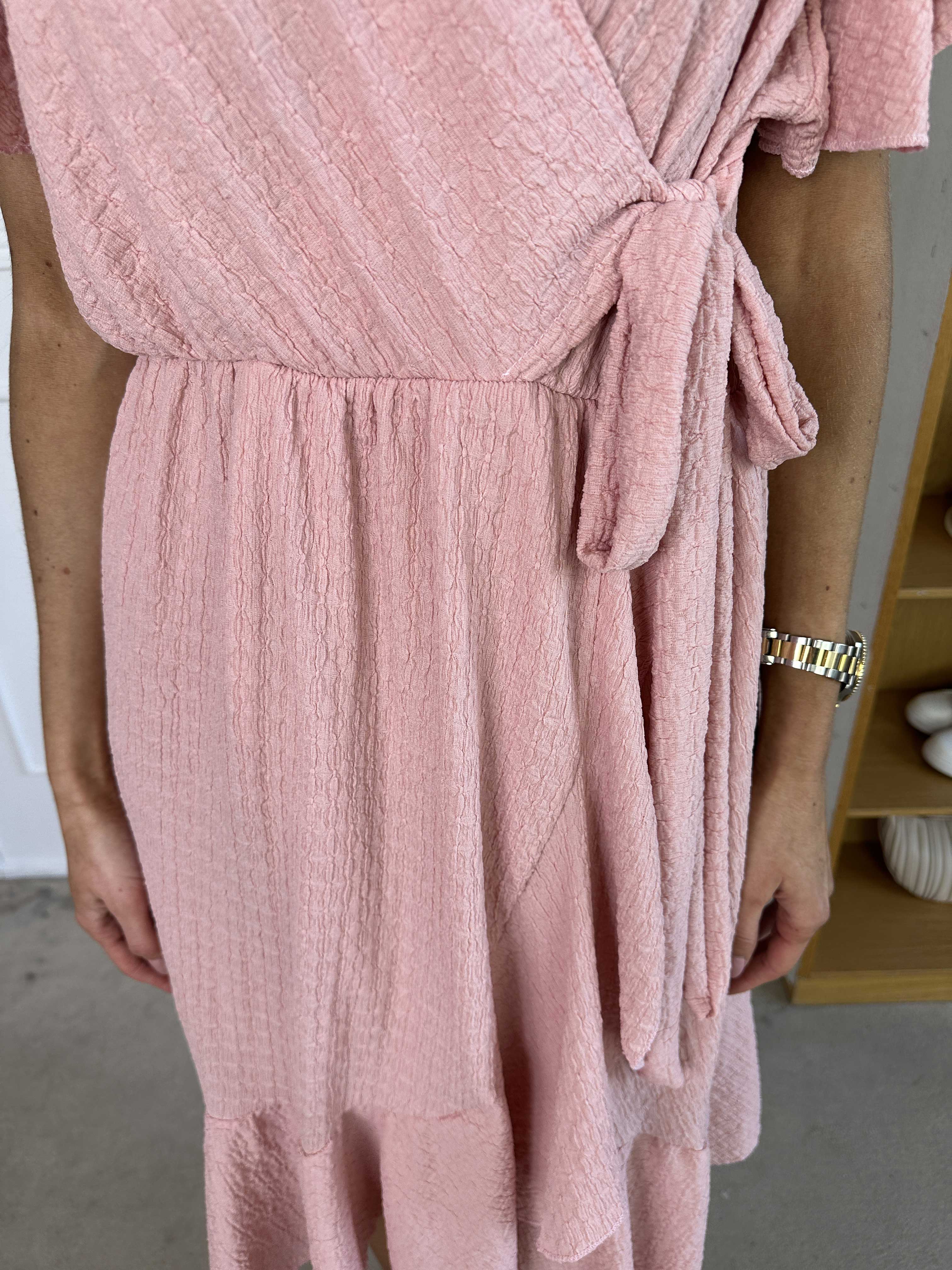 Eliana - Sød kjole i slå-om look med flæser