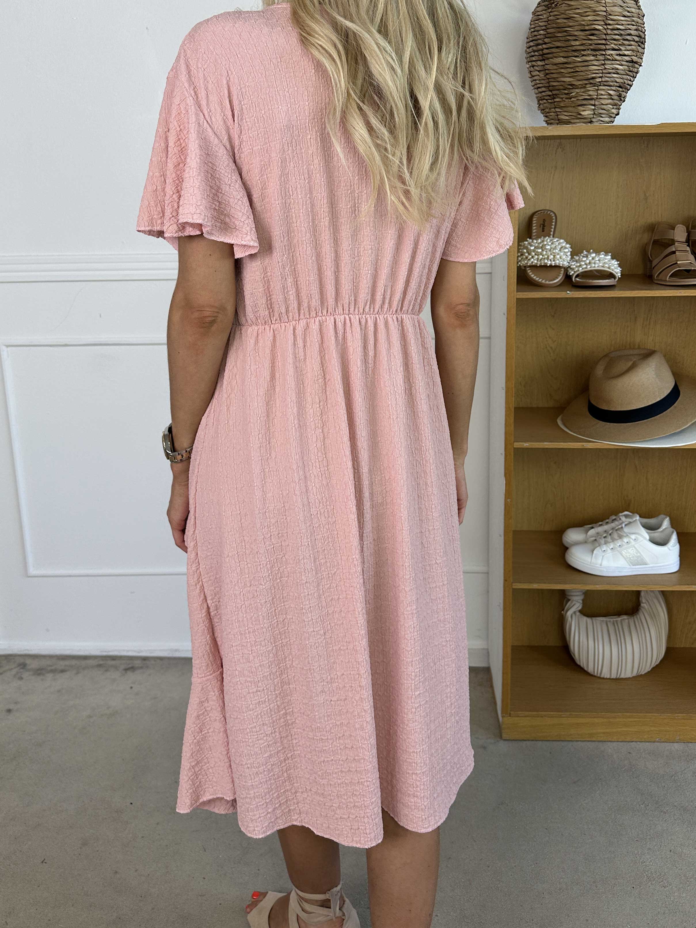 Eliana - Sød kjole i slå-om look med flæser