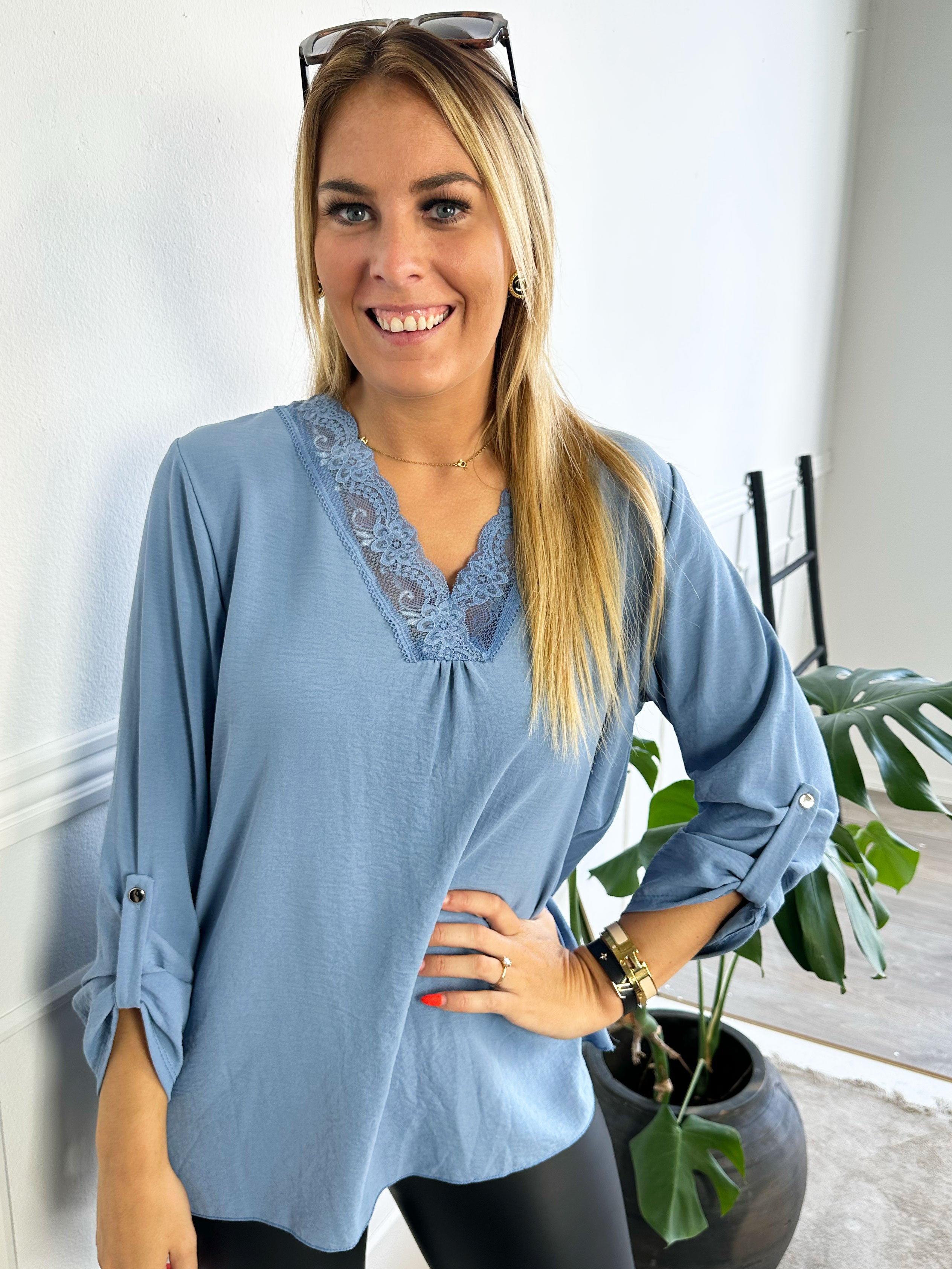 Elly Shirt - Simpel bluse med blondekant