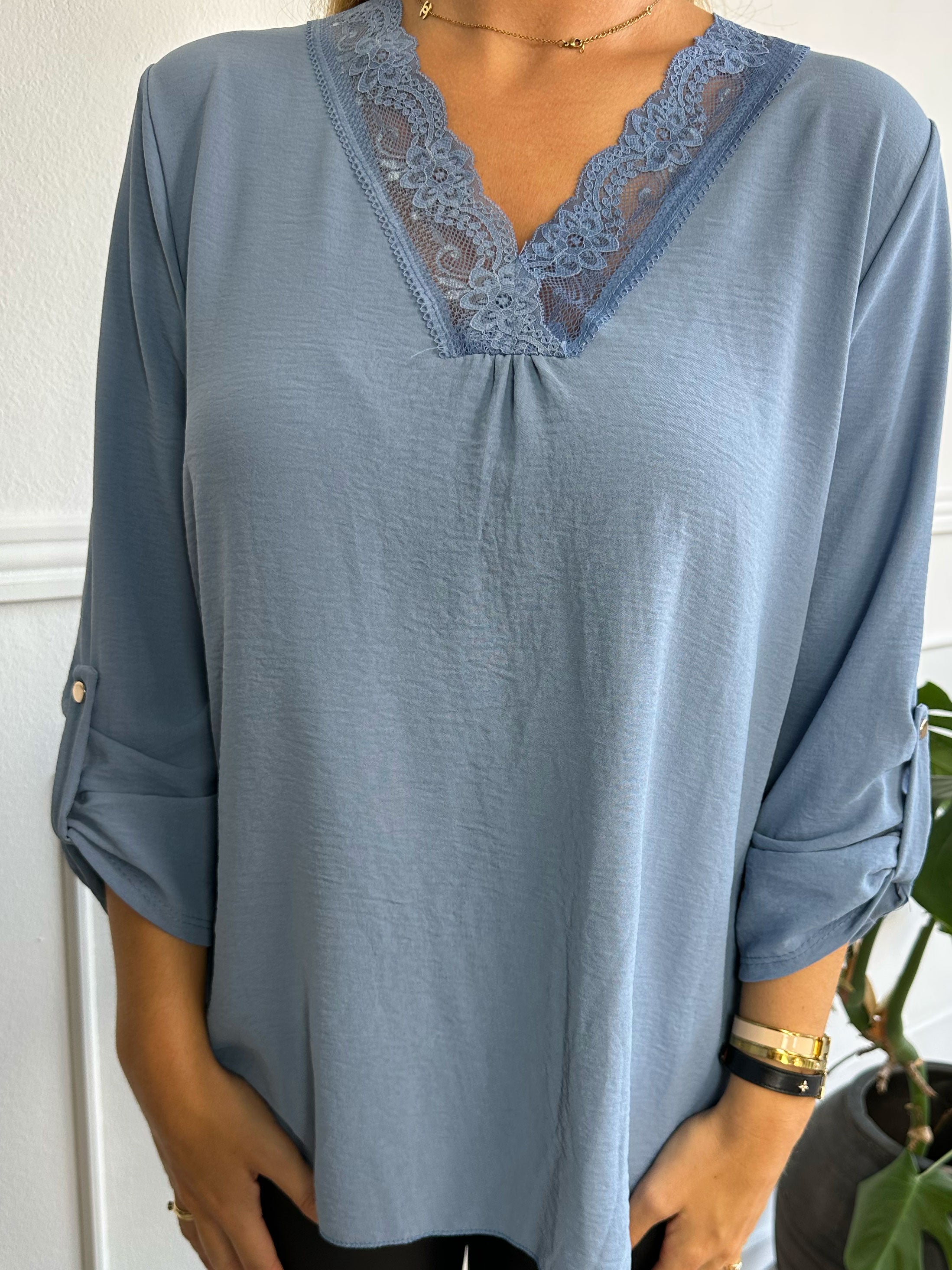 Elly Shirt - Simpel bluse med blondekant